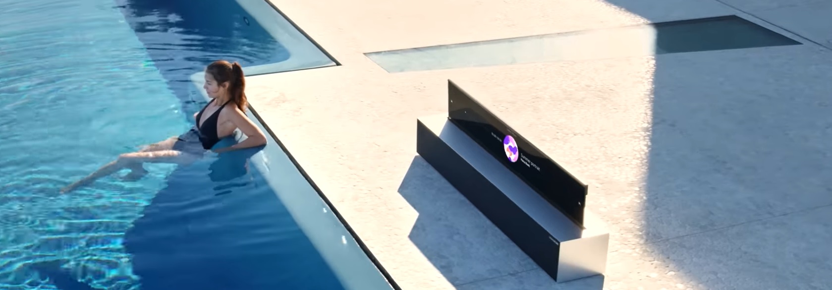 La pantalla, además de enrollarse por completo, también puede descender de manera parcial, hasta dejar sólo un cuarto de display visible.