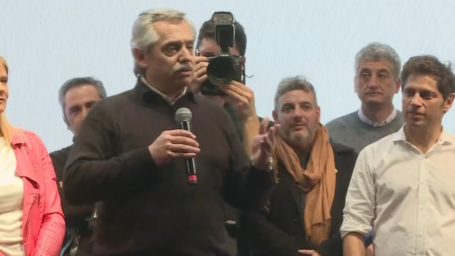 Alberto Fernández se lanzó rápidamente a la campaña de campaña de proximidad, con pocos actos, emulando algunas de las tácticas del estratega de Cambiemos, Jaime Durán Barba. Aquí, con el candidato a gobernador, Axel Kicillof.