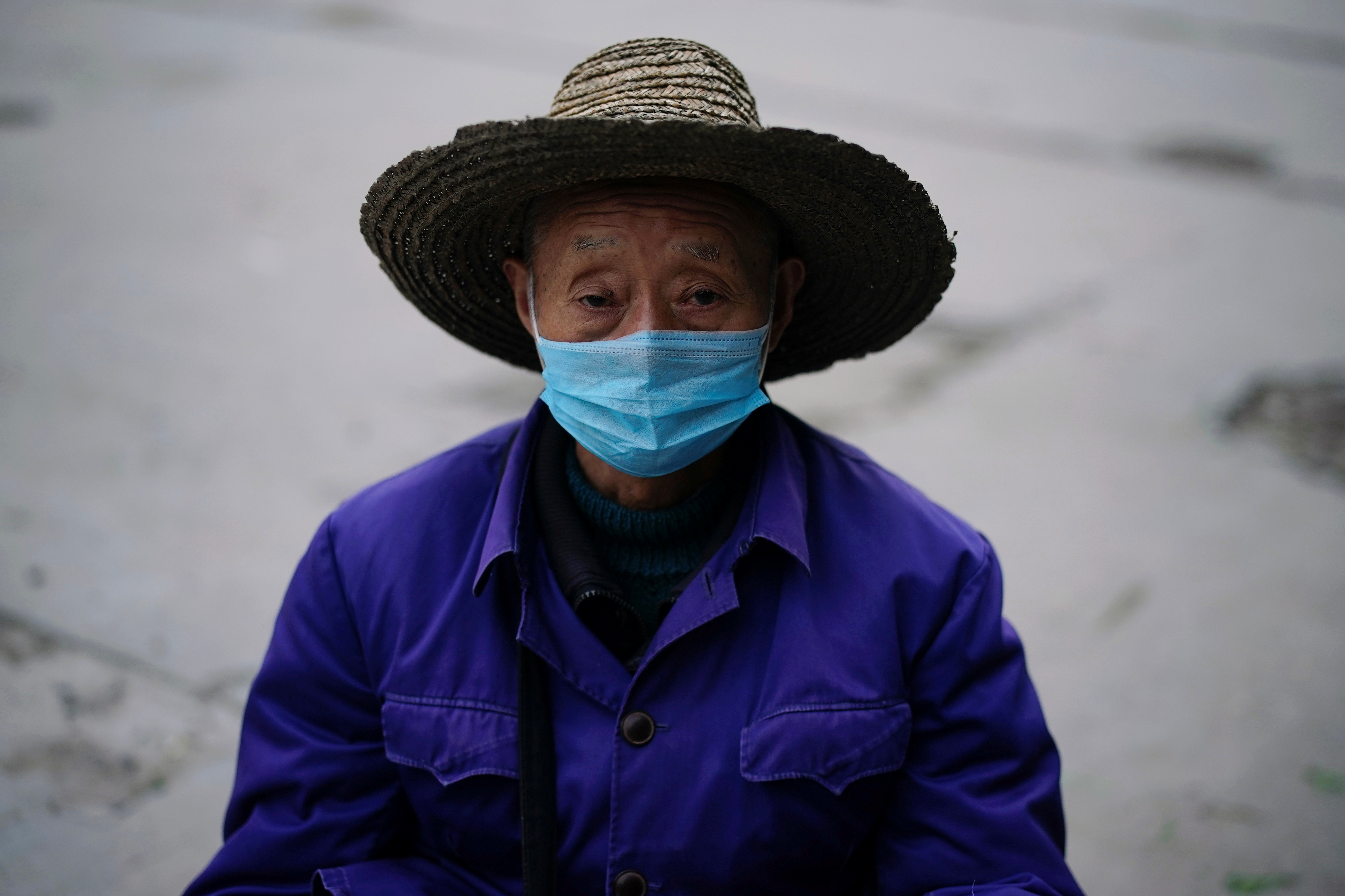 Un hombre utiliza barbijo en Jingzhou, provincia de Hubei, China (REUTERS/Aly Song)