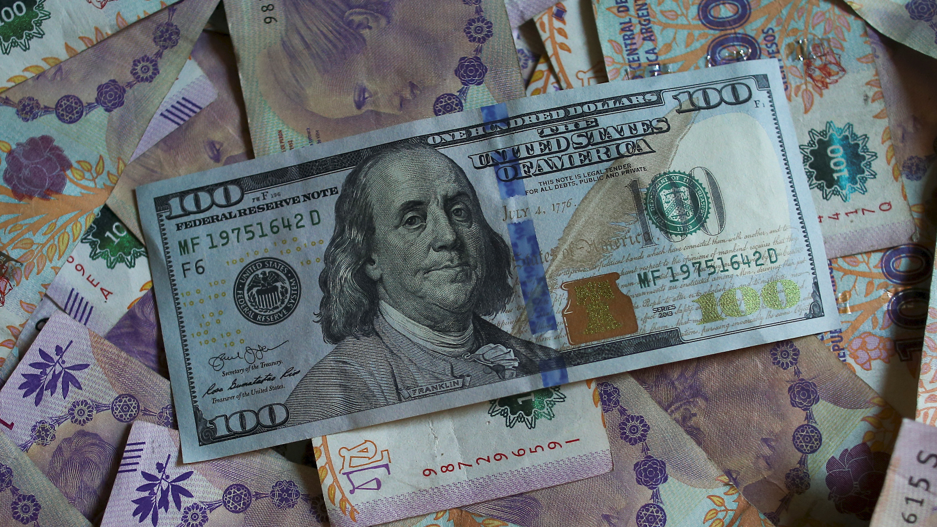 El viernes 25 de octubre, en la previa electoral, el dólar al público marcó un récord de $65 para la venta. (Reuters)