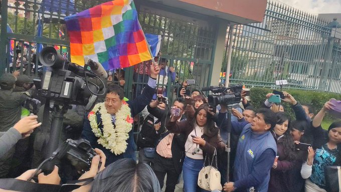 Luis Arce al llegar el TSE para registrar su candidatura (Foto: Twitter @TSEBolivia)