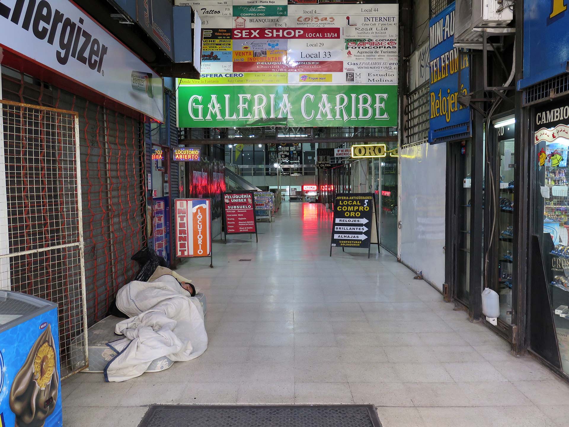 Misceláneas de una vieja galería porteña, en la avenida Rivadavia casi llegando a Acoyte, en el corazón comercial de Caballito.