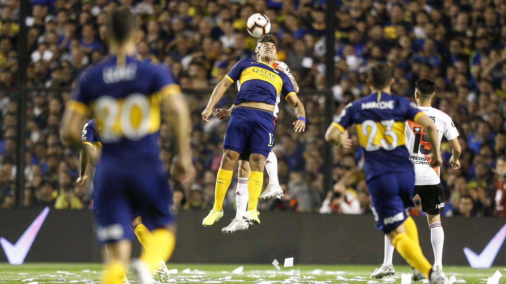 En los primeros minutos del primer tiempo Boca se hizo fuerte con las pelotas aéreas