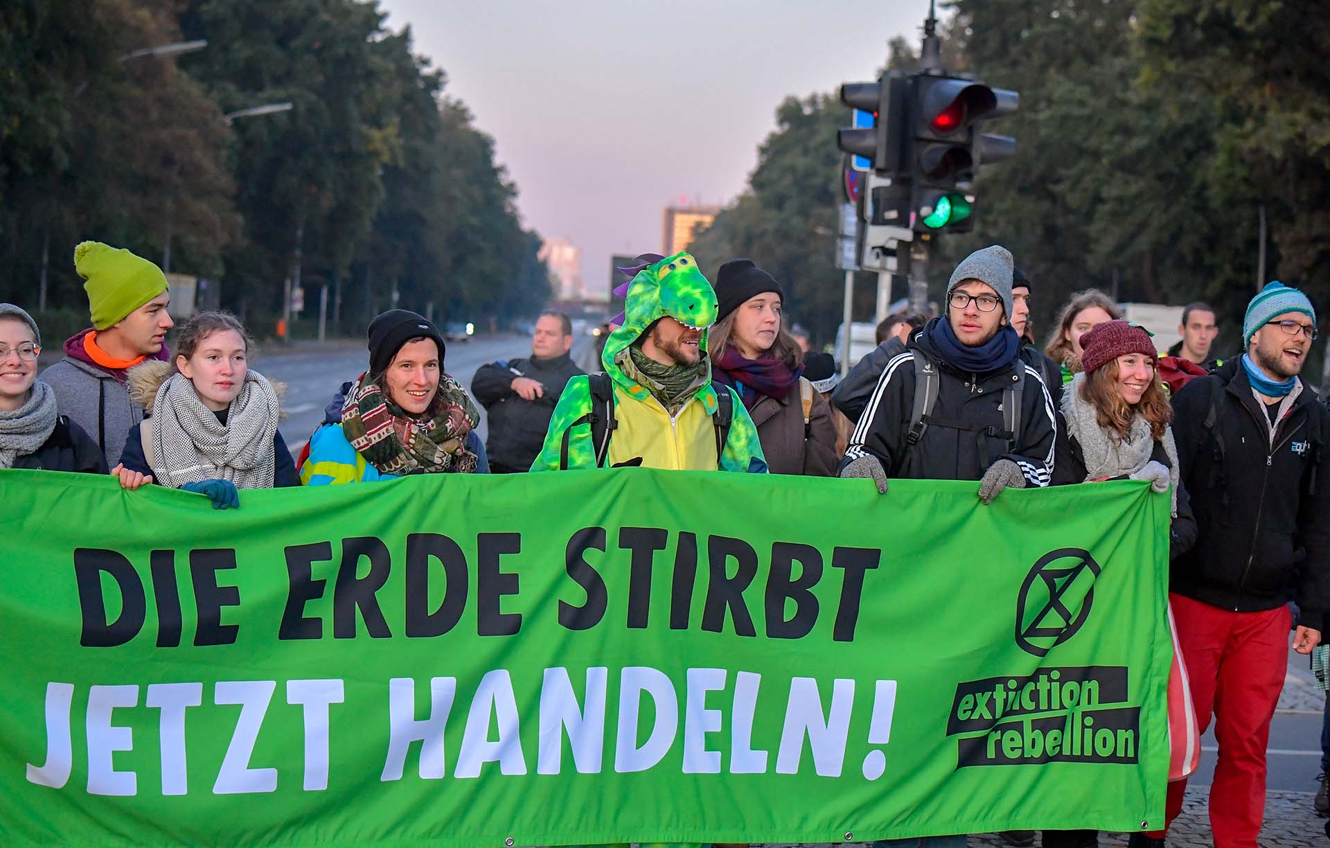 Los activistas sostienen una pancarta que dice