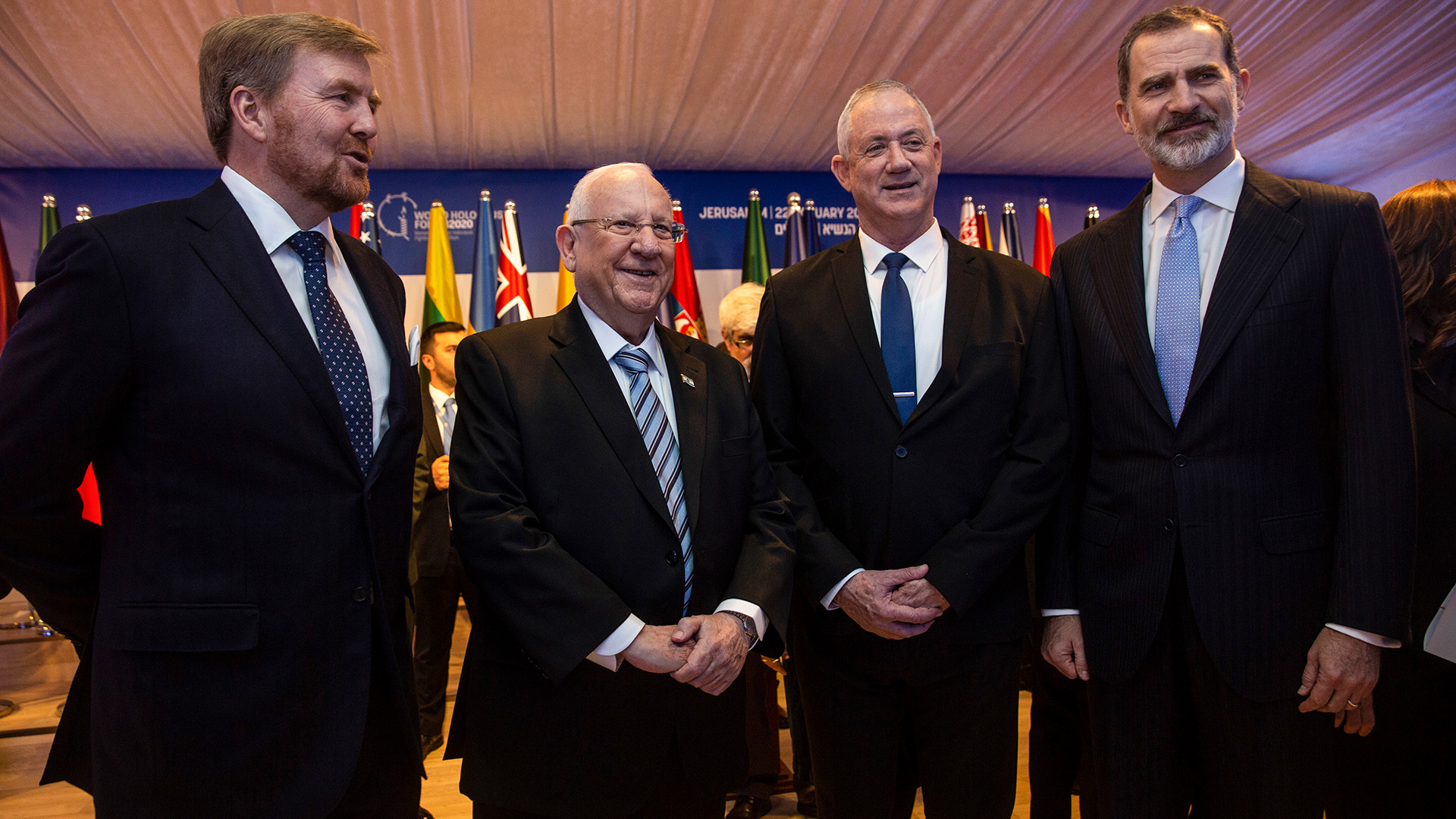 El presidente israelí (segundo a la izquierda) posa con sus invitados, de izquierda a derecha: el rey Willem-Alexander de los Países Bajos, el líder israelí del partido Azul y Blanco, Benny Gantz, y el rey Felipe VI de España (Photo by Heidi Levine / POOL / AFP)