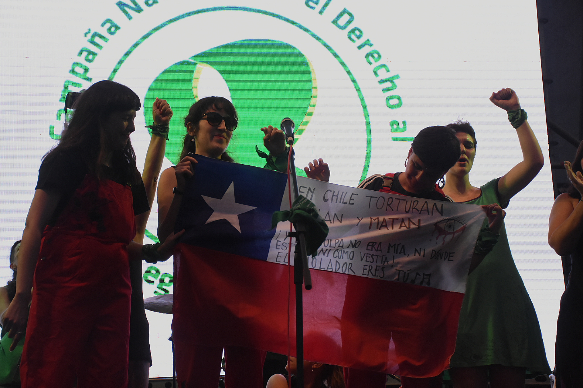 El colectivo chileno “Las tesis” encabezaó la coreografía “Un violador en tu camino”
