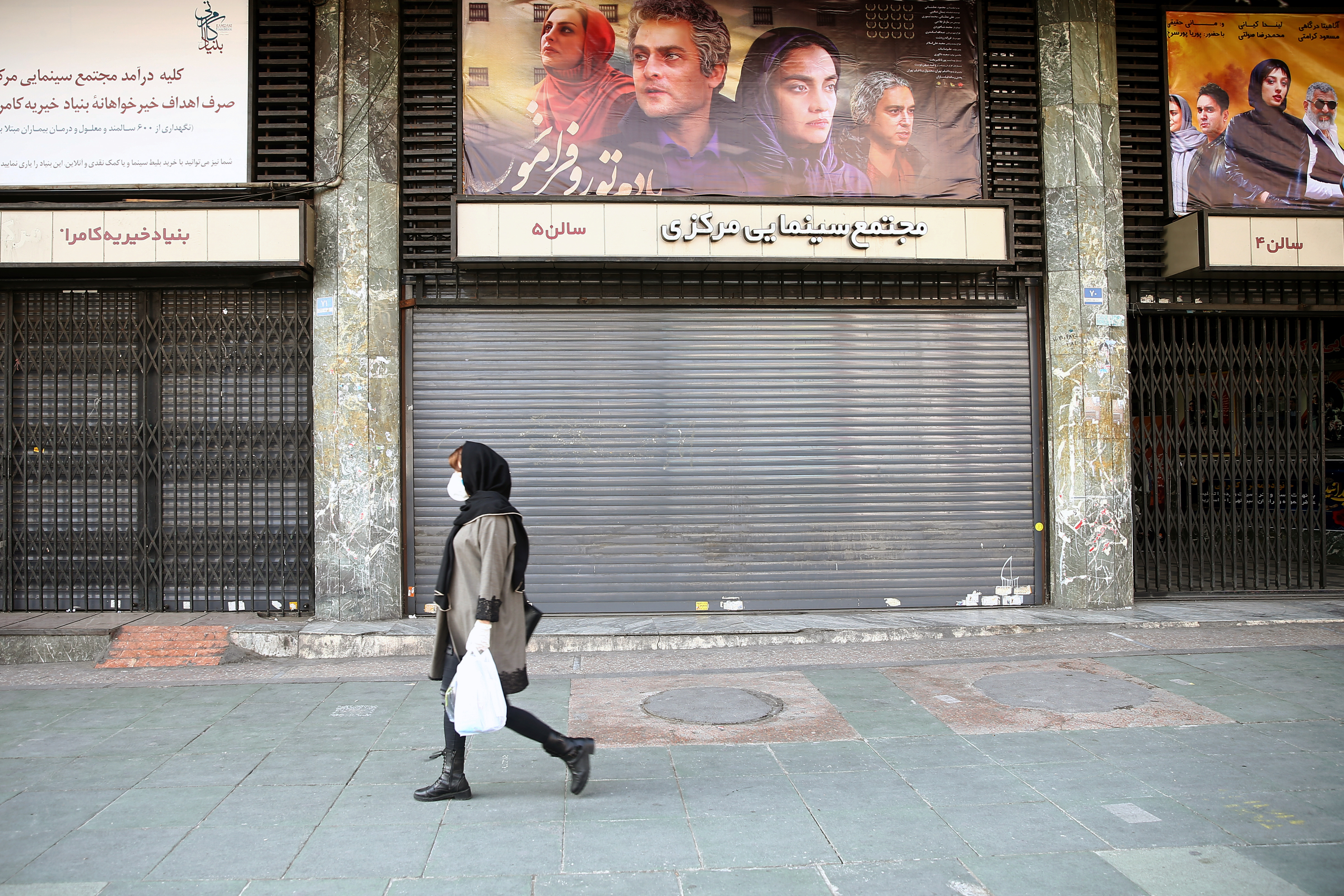 Una mujer iraní se protege del coronavirus en Teherán el 29 de febrero de 2020 (WANA /Nazanin Tabatabaee via REUTERS)