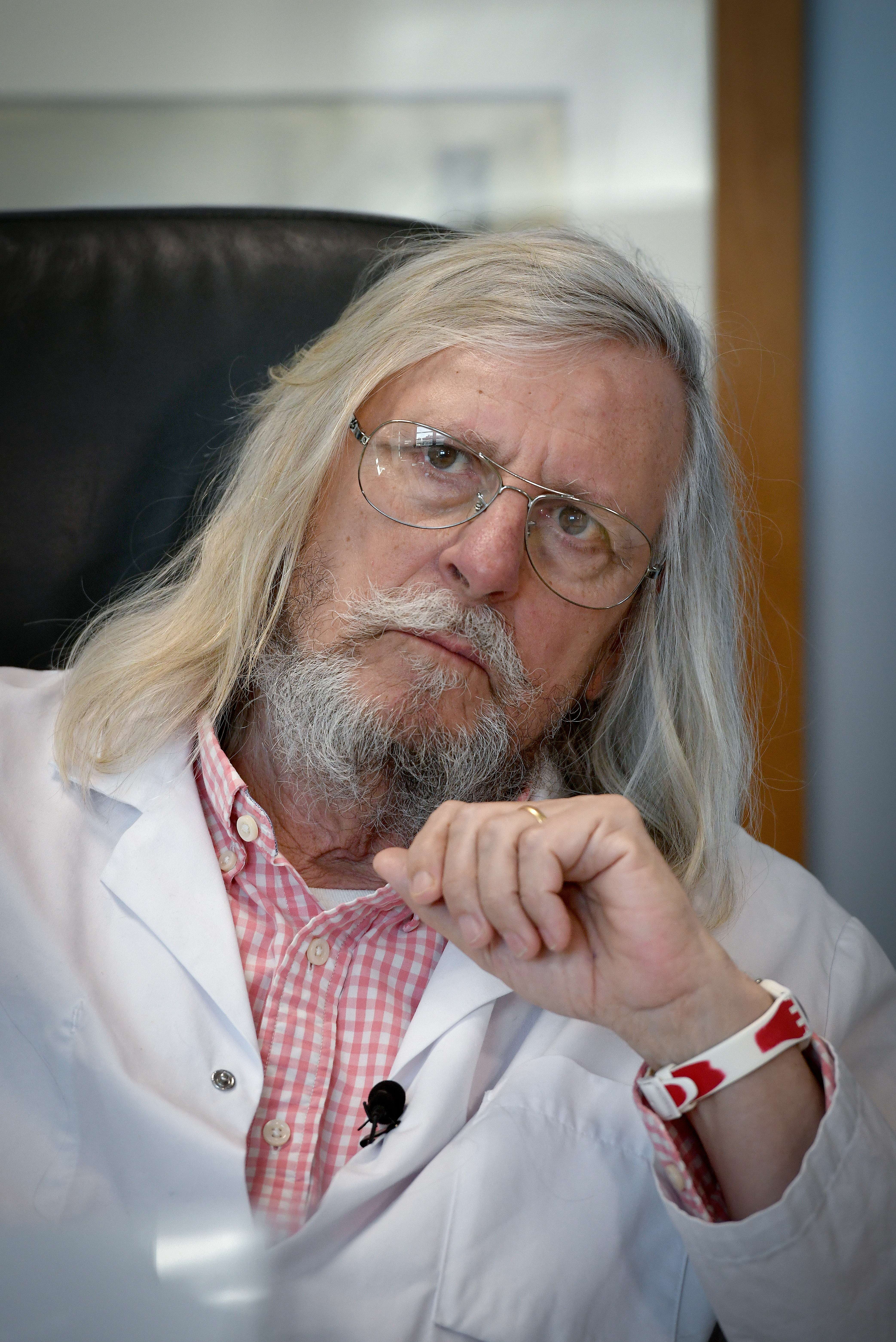 Didier Raoult, director de la Fundación Mediterránea de Infección en Francia y considerado como un mecenas iconoclasta entre infectólogos, y con renombre internacional. Publica este jueves un libro titulado “Epidemias, peligros reales y falsas alarmas” (Photo by GERARD JULIEN / AFP)
