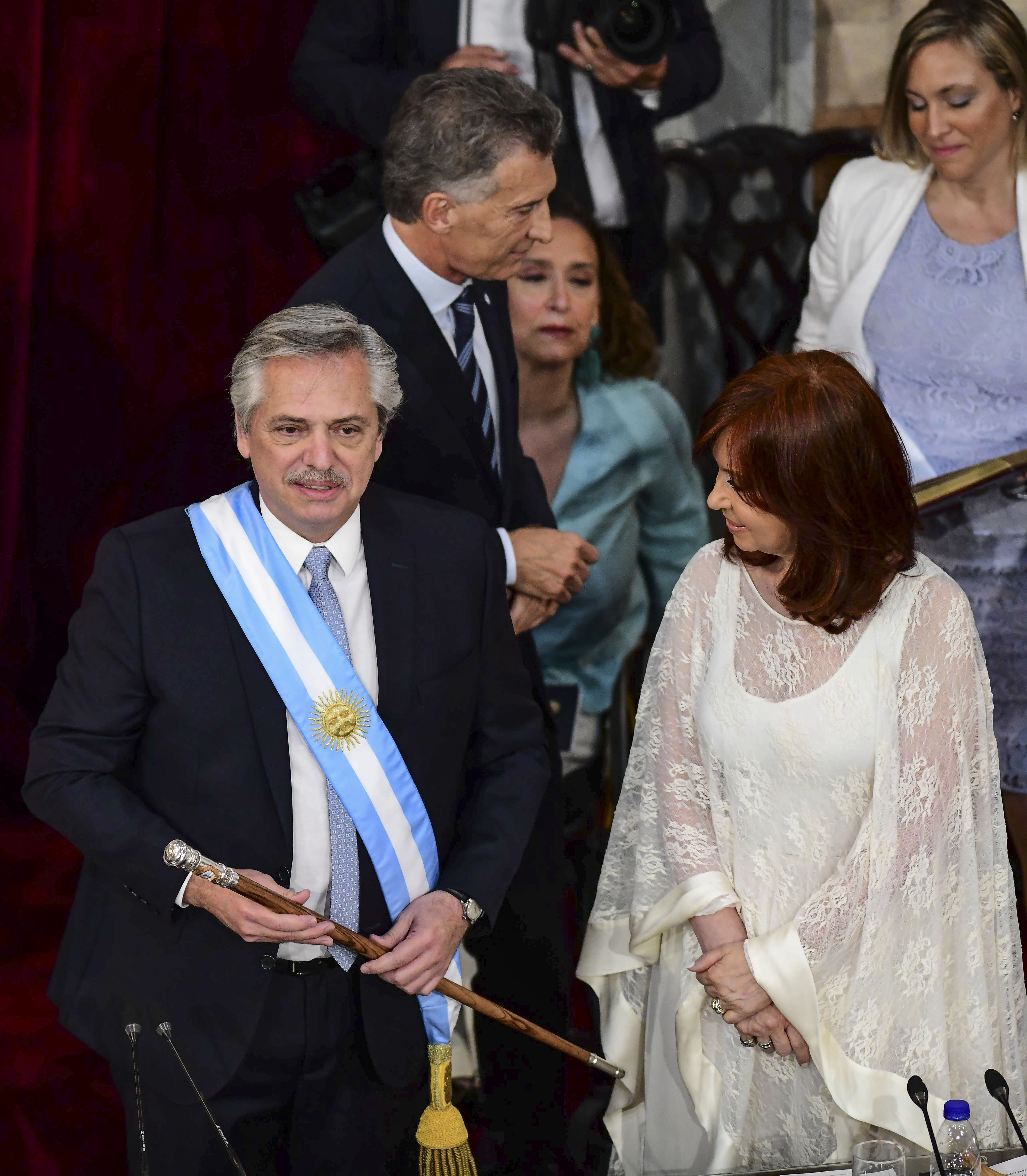 Alberto Fernández con el bastón de mando presidencial que realizó Juan Carlos Pallarols