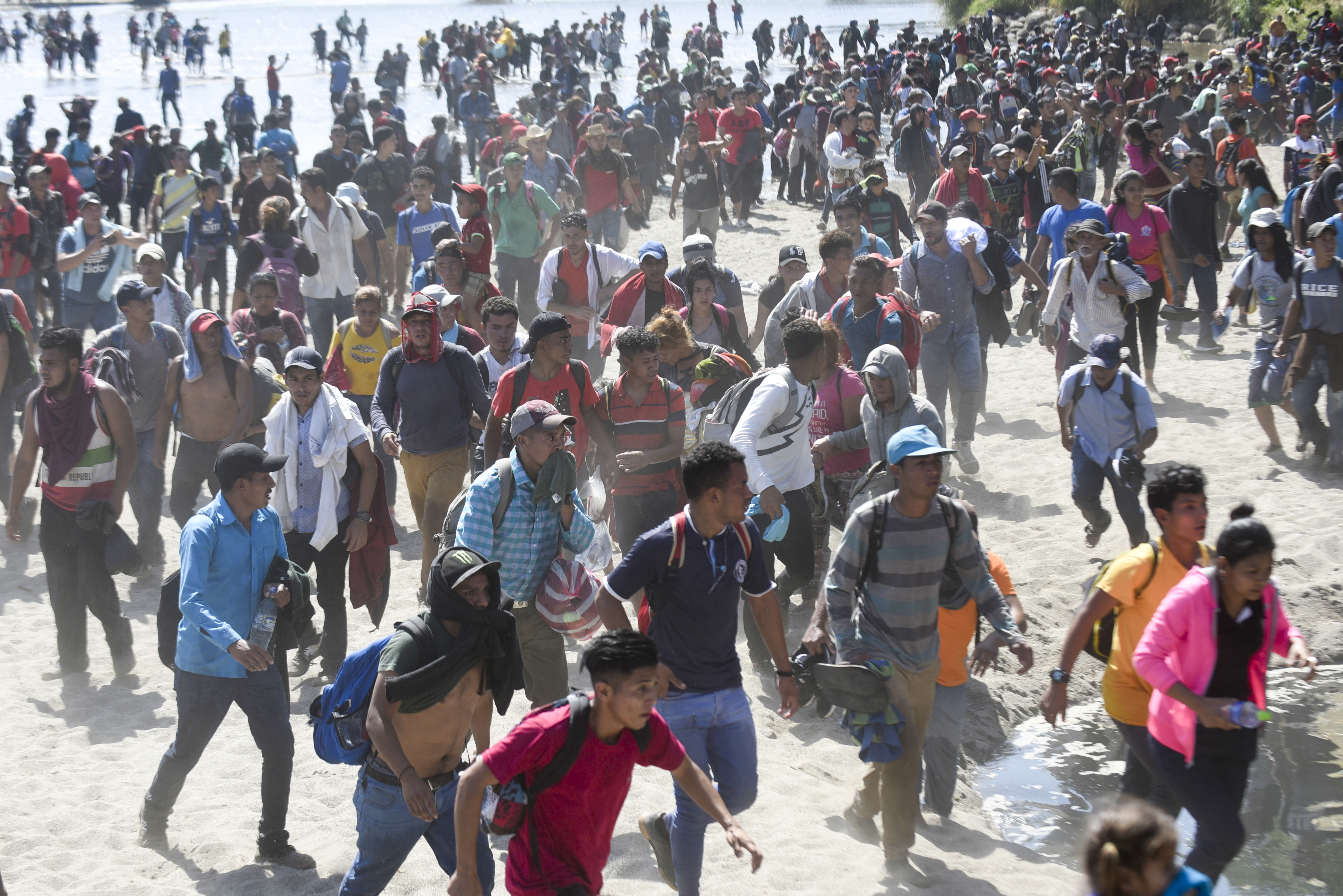 El intento de cruzar la frontera por la fuerza causo enfrentamientos entre los migrantes y el personal de la Guardia Nacional que la resguarda (Foto: Carlos Alonzo /AFP)