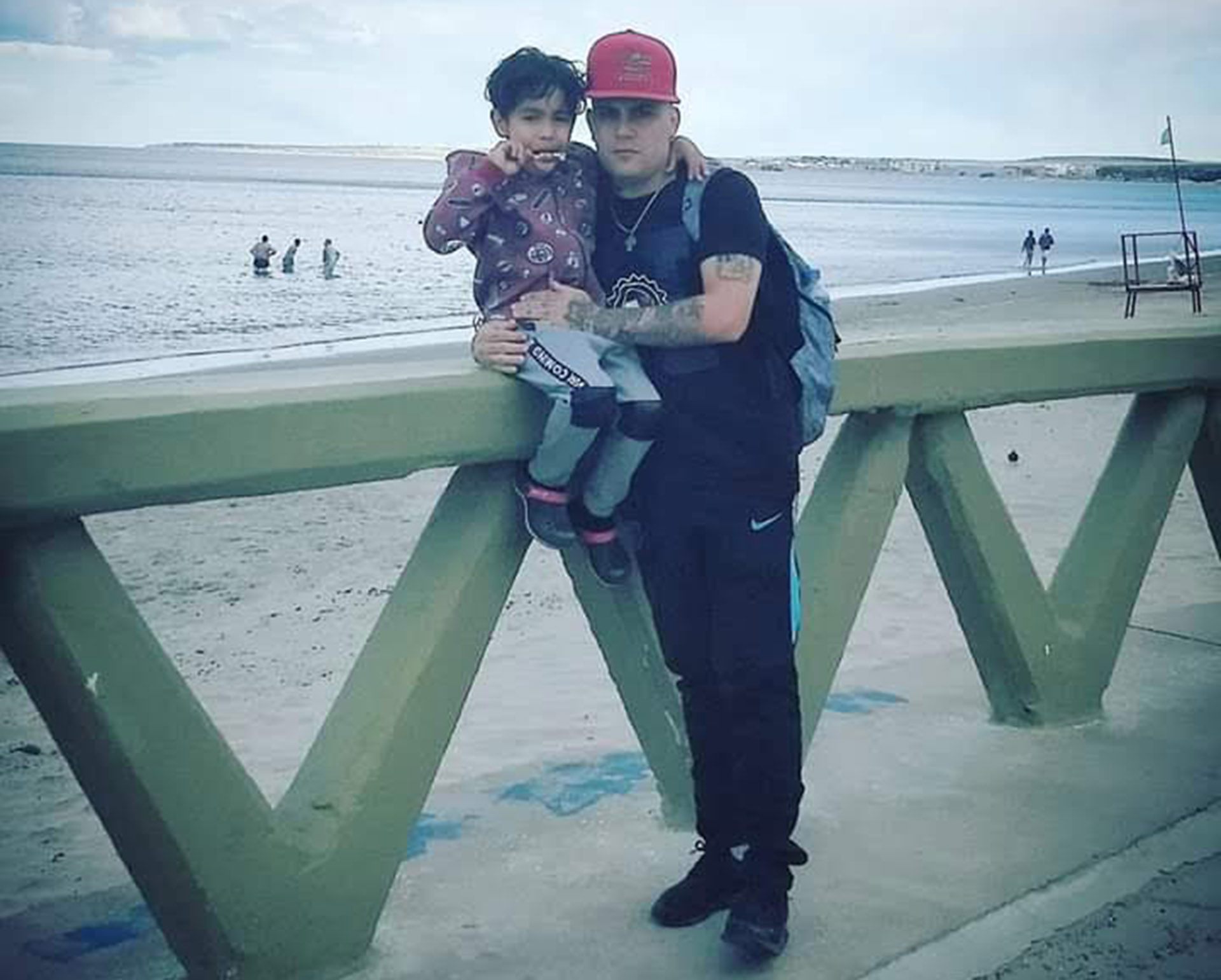 Nacho con su hijo Ian, en Puerto Madryn en una visita a su mamá