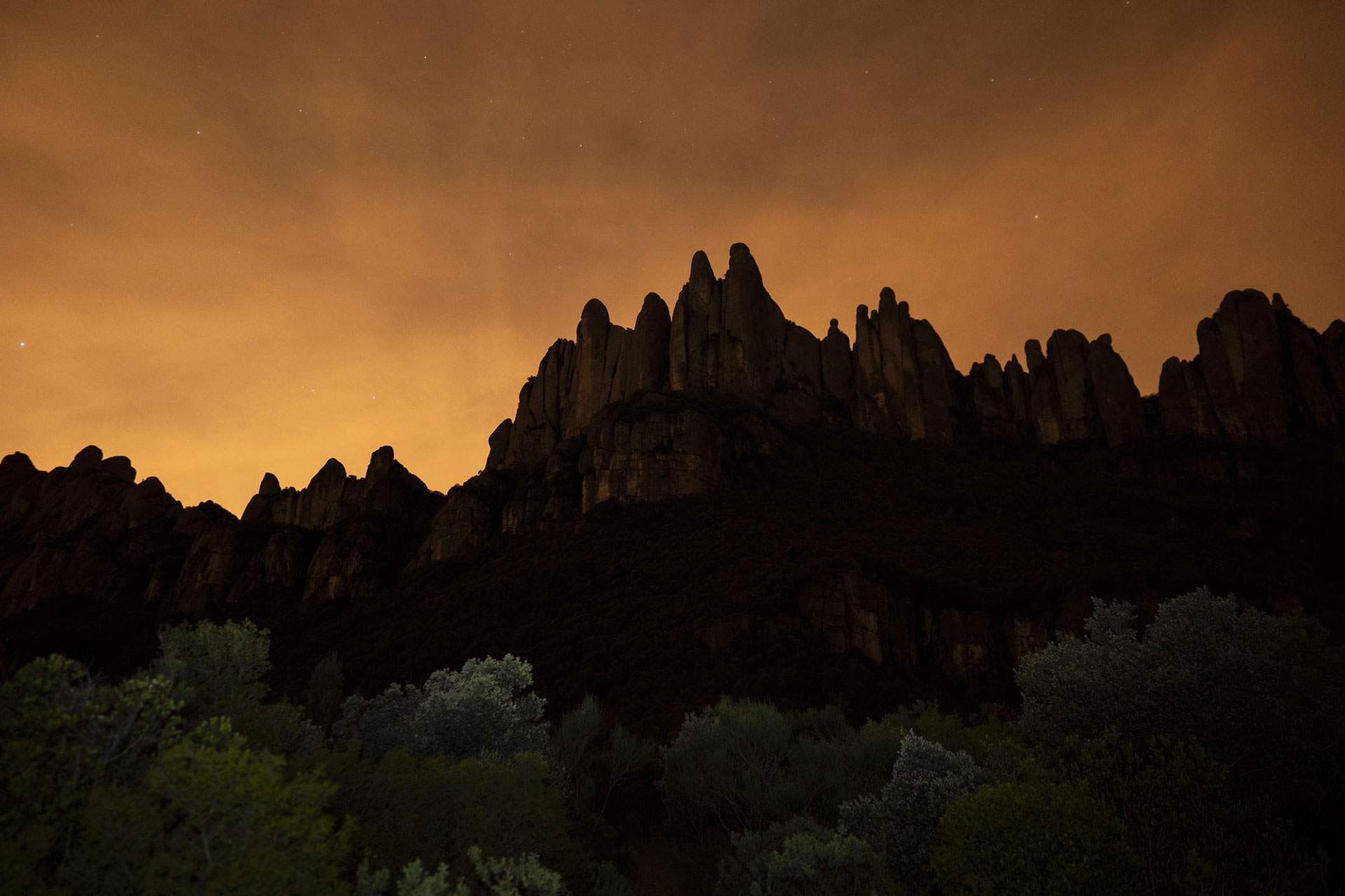 La cadena montañosa de Montserrat, a las afueras de Barcelona, se levanta mientras el sol se pone el viernes 24 de abril de 2020. (Foto AP / Felipe Dana)