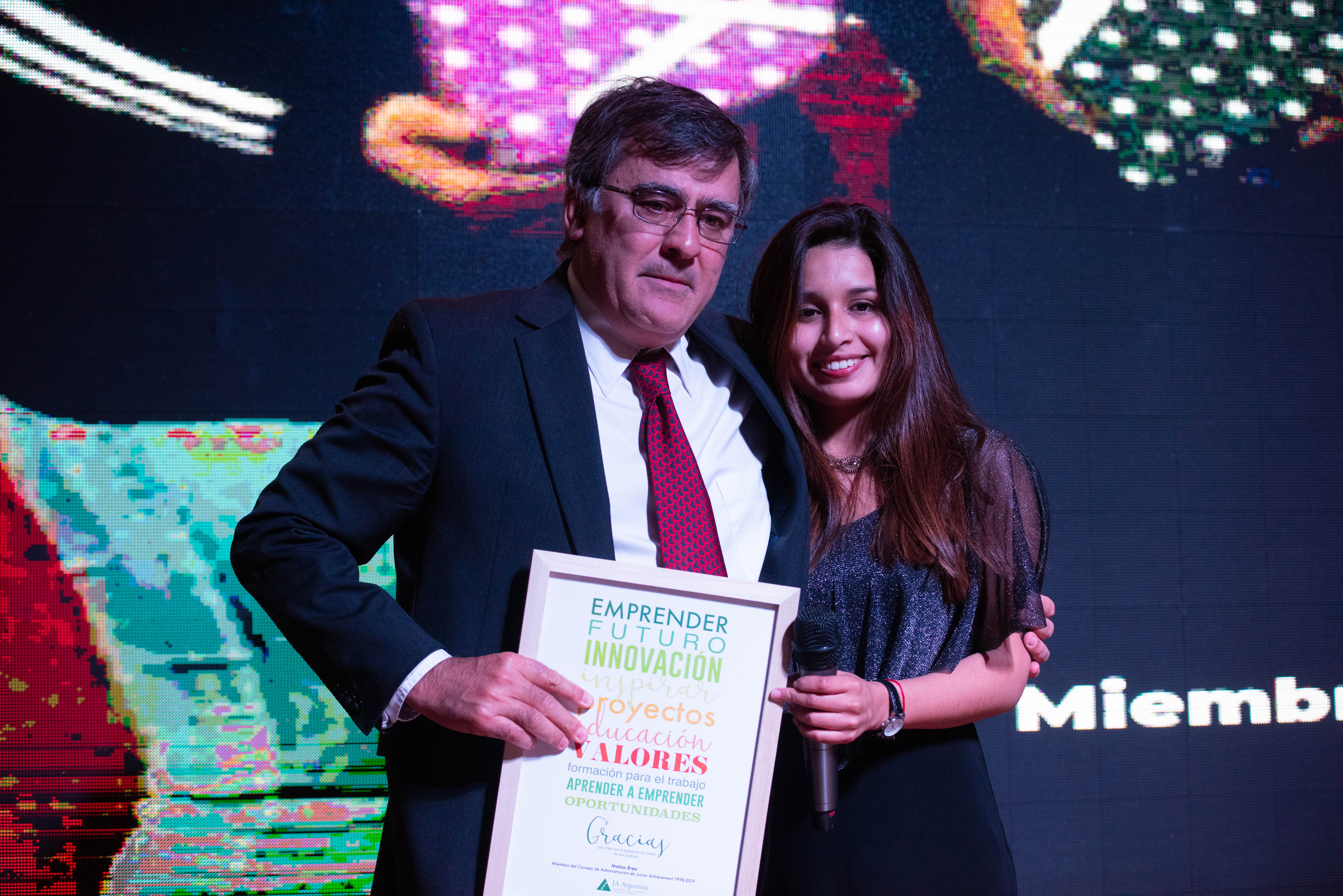 Matías Brea, socio Fundador de Brea & Solans y Asoc junto a Micaela Martinez, egresada Junior Achievement