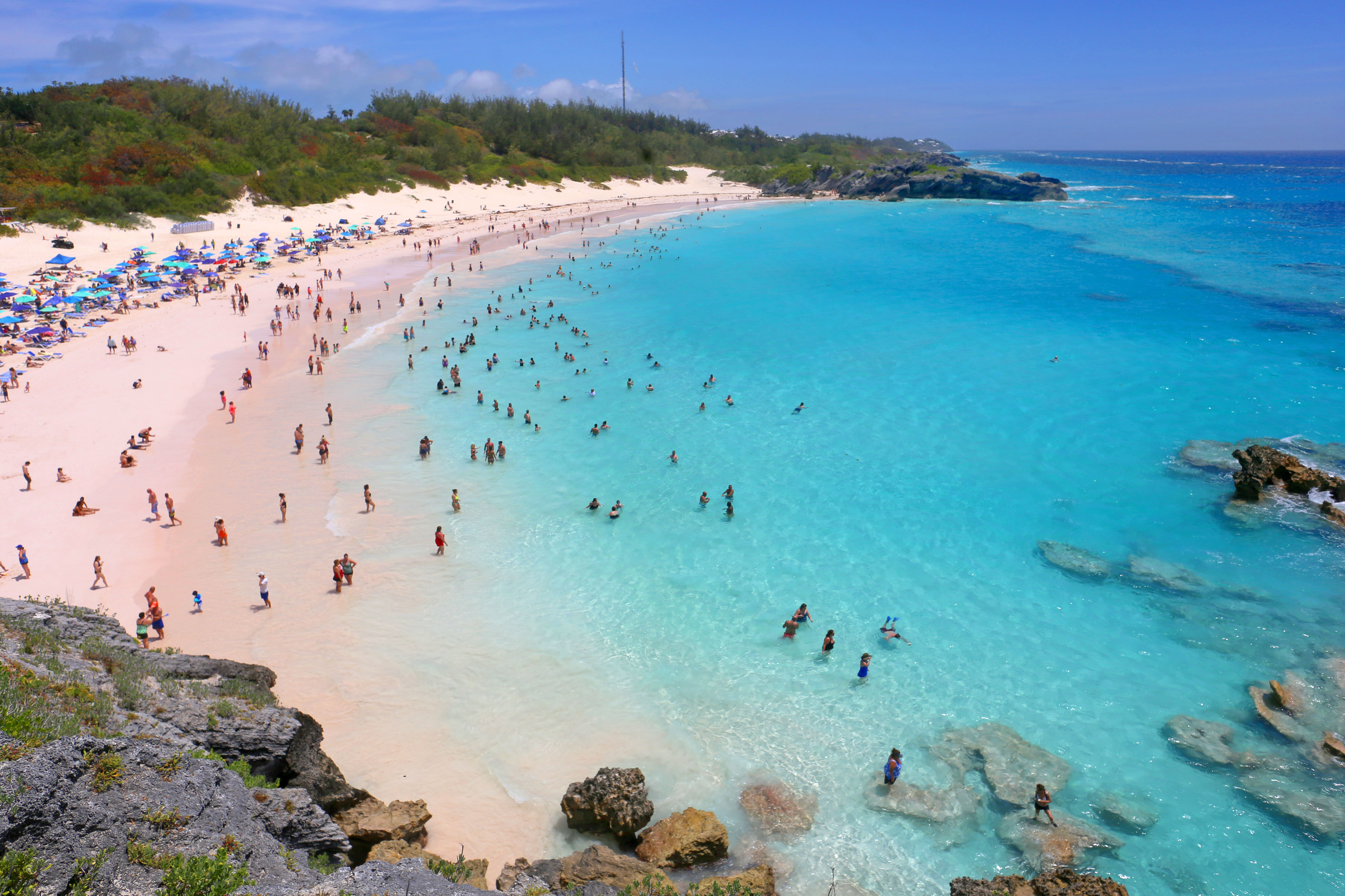 En Horseshoe Bay, el turquesa se encuentra con el rosa en un esplendor de colores para deleitar los ojos de los viajeros. Conocida por su arena rosada, Horseshoe Bay en Bermudas es aclamada como la más famosa y querida de todas las playas, por lo que se considera una luna de miel interminable. Explorar sus creaciones rocosas, cuevas escondidas y terrenos irregulares le permiten a quien la visite escapar de la marea