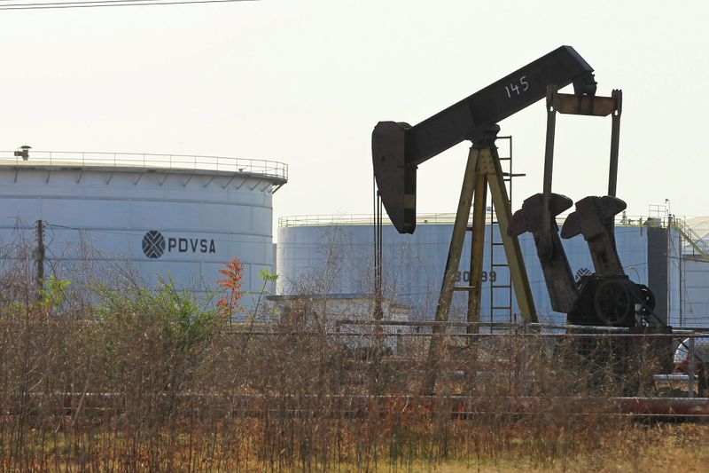 Foto de archivo de una instalación petrolera de PDVSA en Lagunillas, Venezuela (Reuters/ Isaac Urrutia)