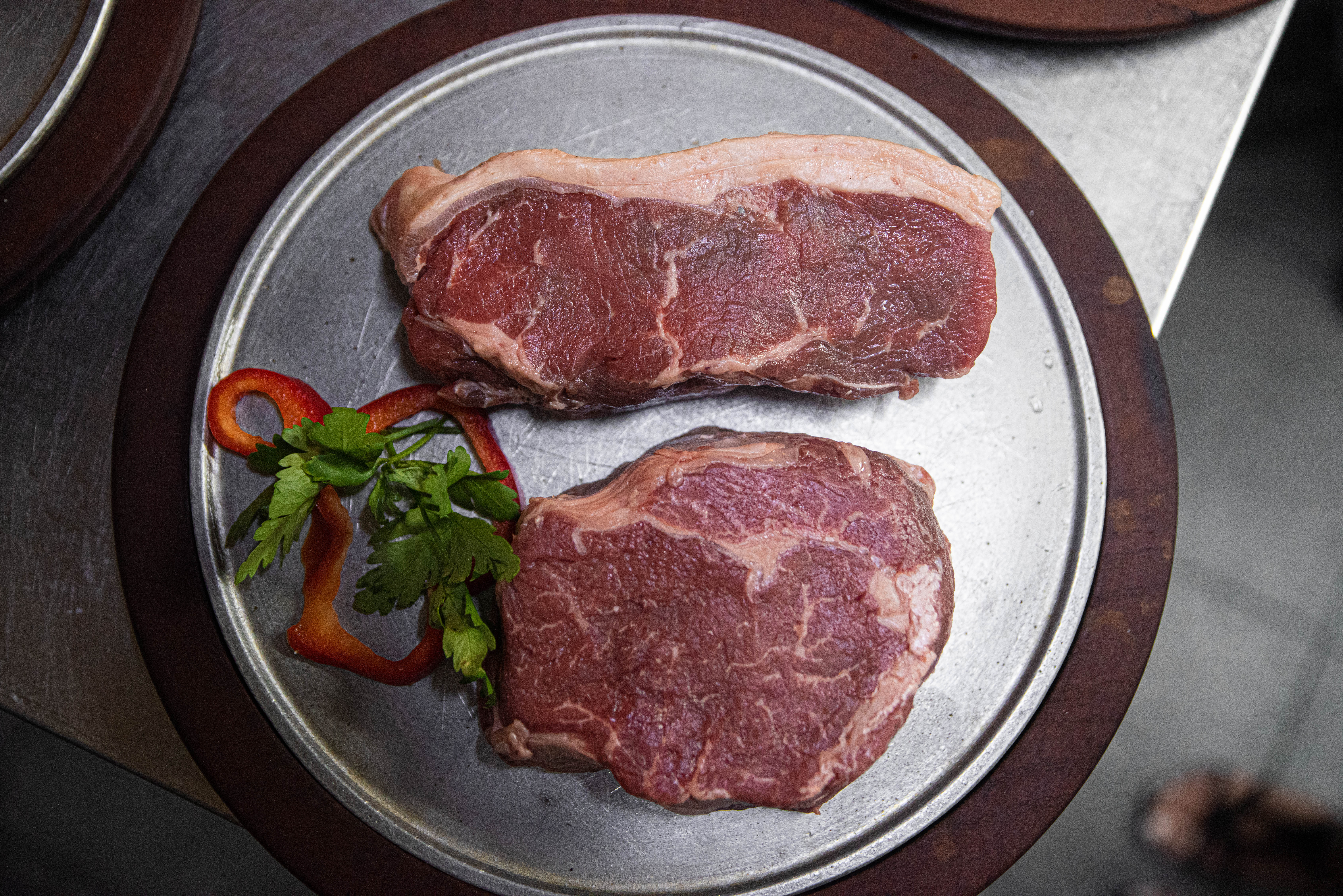 Ojo de bife y bife angosto, dos de los cortes más característicos que tienen en la carta en la parrilla