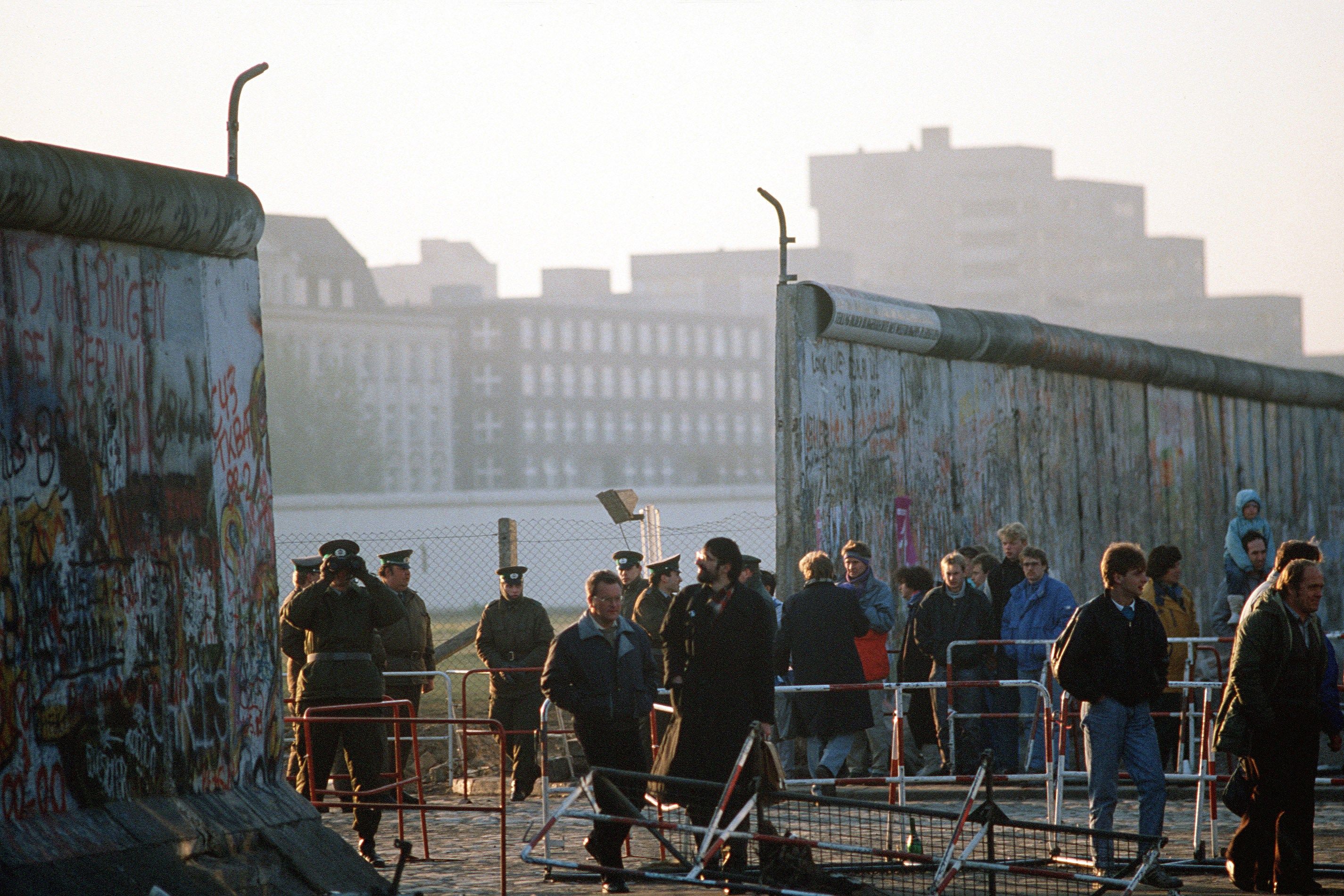 Policías de Alemania Oriental observan el paso de personas en una de las aperturas de libre tránsito abiertas en el muro. 14 de noviembre de 1989 a la altura de Potsdamer Platz