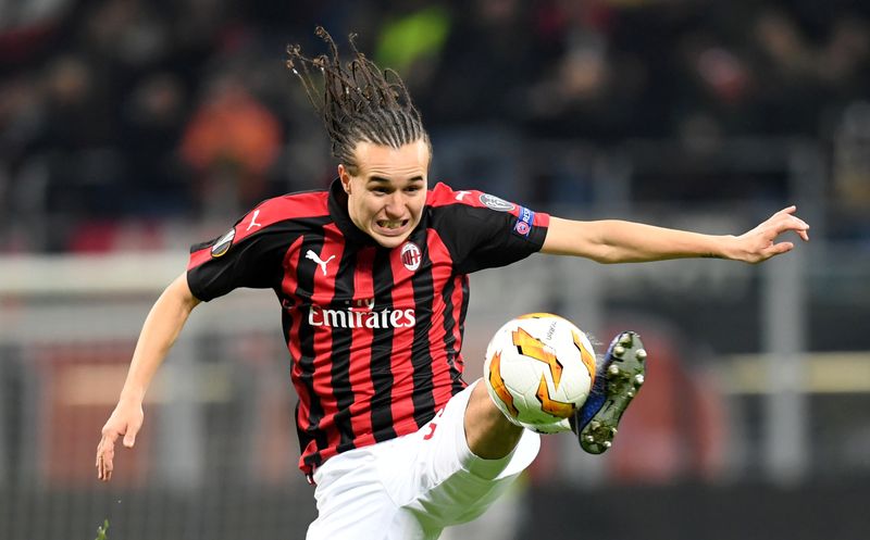 FOTO DE ARCHIVO: El mediocampista uruguayo Diego Laxalt durante un partido en San Siro entre AC Milan y F91 Dudelange por la Liga Europa. 29 de noviembre de 2018. REUTERS/Daniele Mascolo