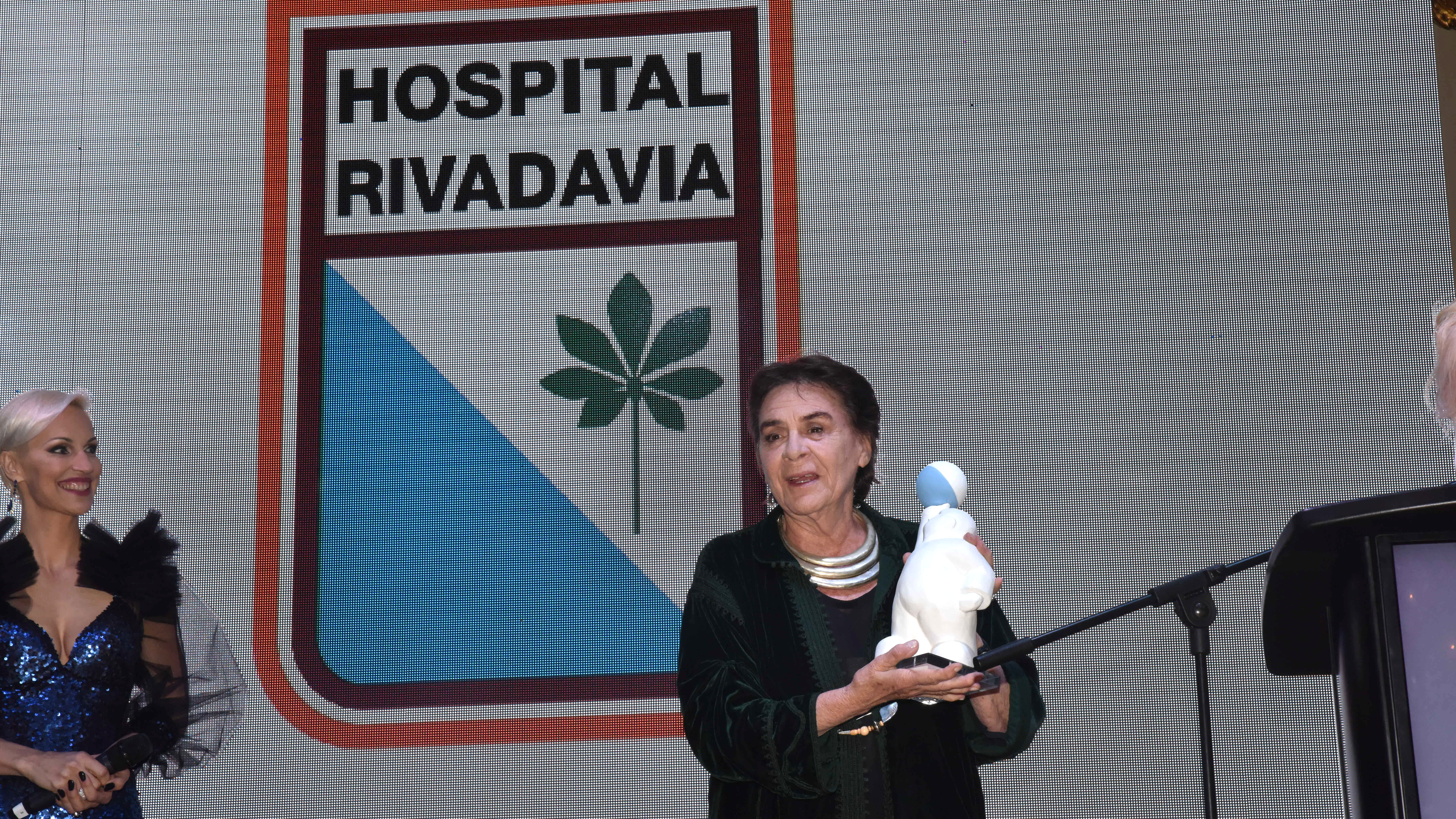 Blanca Isabel Álvarez de Toledo recibió la distinción en nombre de la Fundación Casita Feliz Azulado, que preside su hija Azul García Uriburu. Blanca también es la madre de Esmeralda Mitre