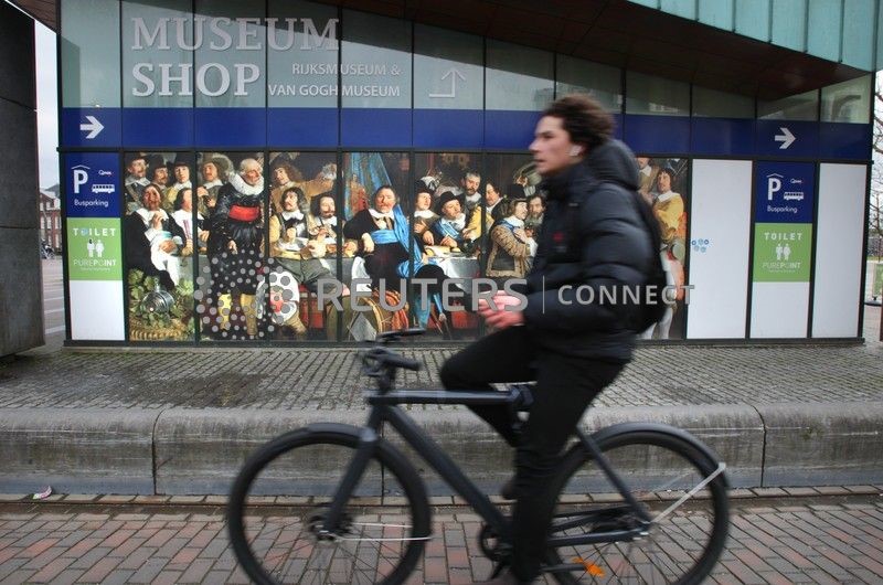 Un joven pasa en bicicleta frente a la tienda del museo de Van Gogh, que cerró el 13 de marzo de 2020, en Ámsterdam, Holanda (Photo by Paulo Amorim/Sipa USA))