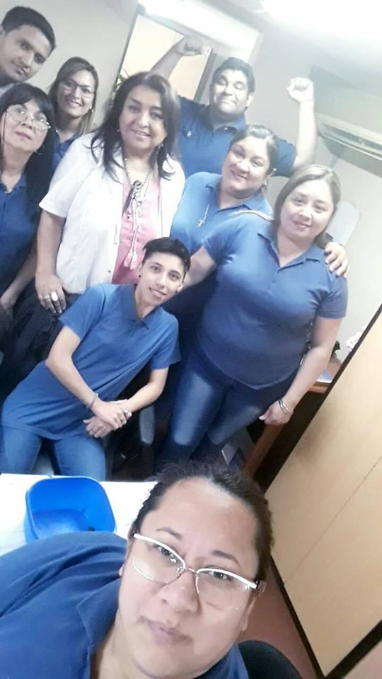 Liliana (en el medio con delantal blanco) junto a sus compañeros del Hospital Vera Barros de La Rioja