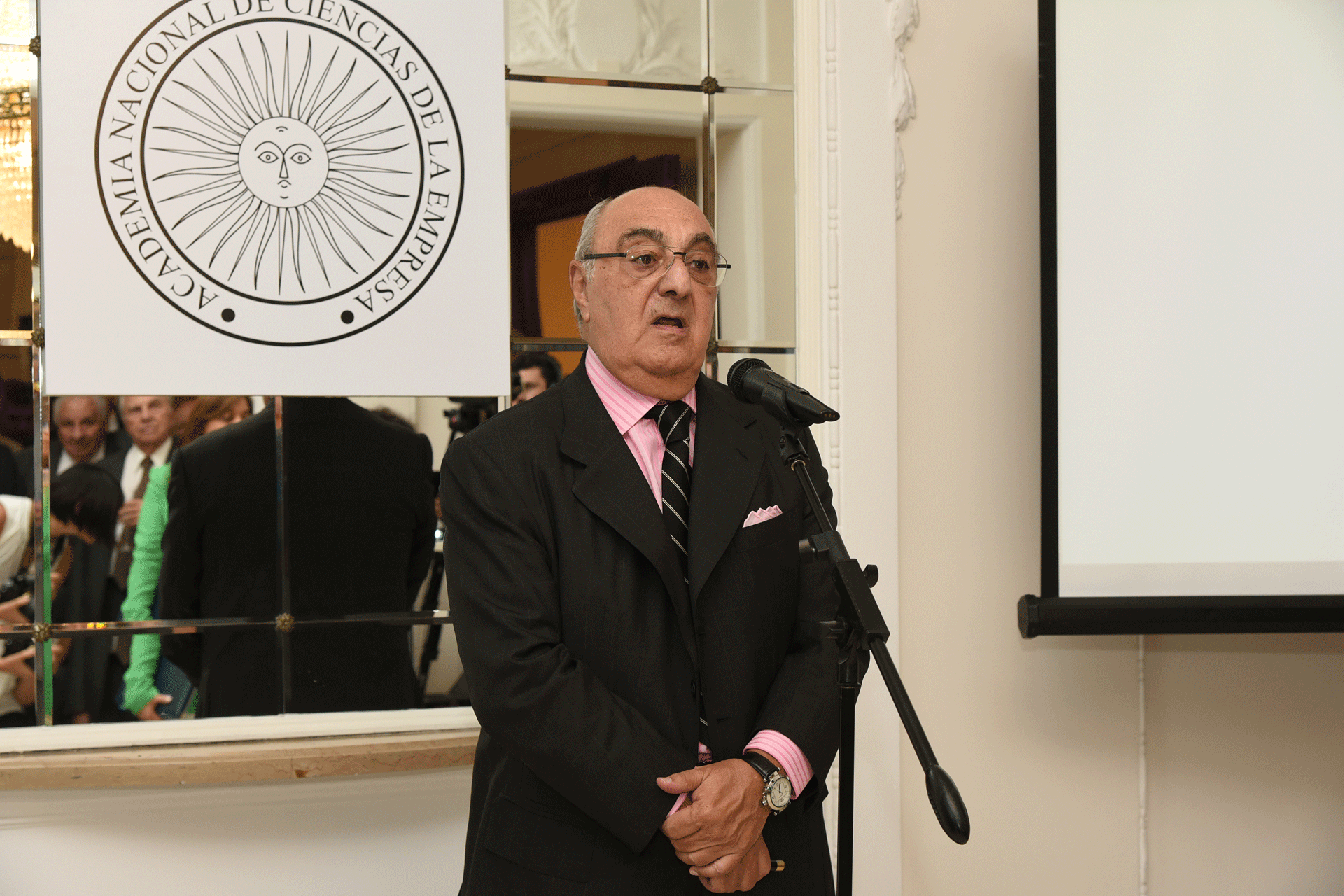 El presidente de la Academia Nacional de Ciencias de la Empresa, Jorge Aufiero, durante su discurso en el cóctel de fin de año: “Las academias nacionales tienen una responsabilidad enorme, ya que somos de las pocas entidades en las cuales la sociedad aún confía. Tenemos que estar orgullosos de esto, y debemos tener claro el rol que queremos cumplir en la sociedad. Tenemos la obligación de transmitir a la comunidad, fuera de toda connotación política, los valores que deben primar y son trascendentes para nuestro país: salud, educación, seguridad y justicia”. Y concluyó: “Debemos pensar en ir para adelante juntos”