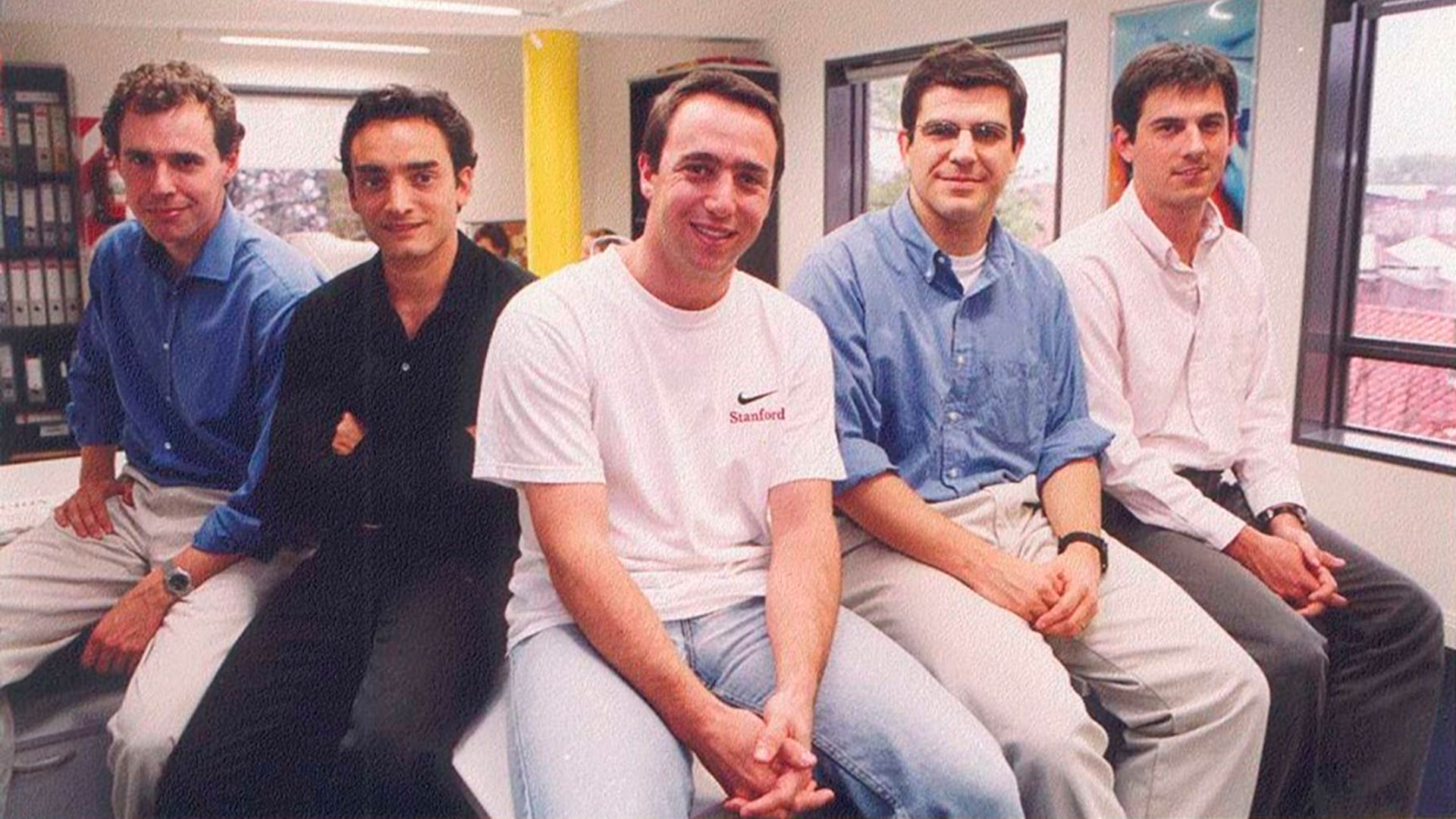 Marcos Galperin en 1998 con algunos de los primeros empleados de "Meli". Desde entonces es presidente y CEO. De la Serna, nuevo responsable local, el primero desde la izquierda