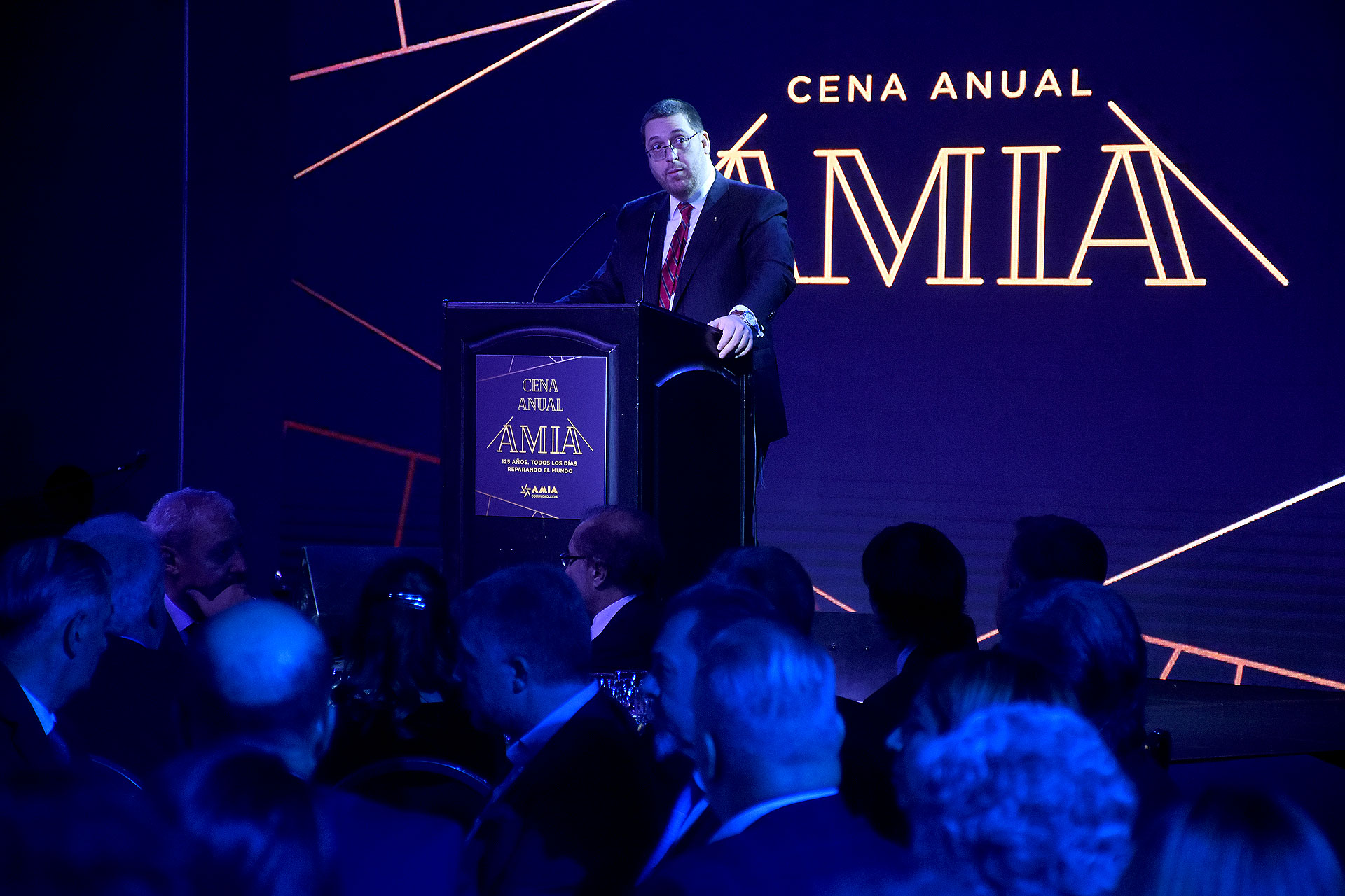 Ariel Eichbaum, presidente de la AMIA, durante su discurso en la décimosegunda cena de recaudación de fondos que organizó la institución y que convocó a personalidades del ámbito social, político, cultural y comunitario