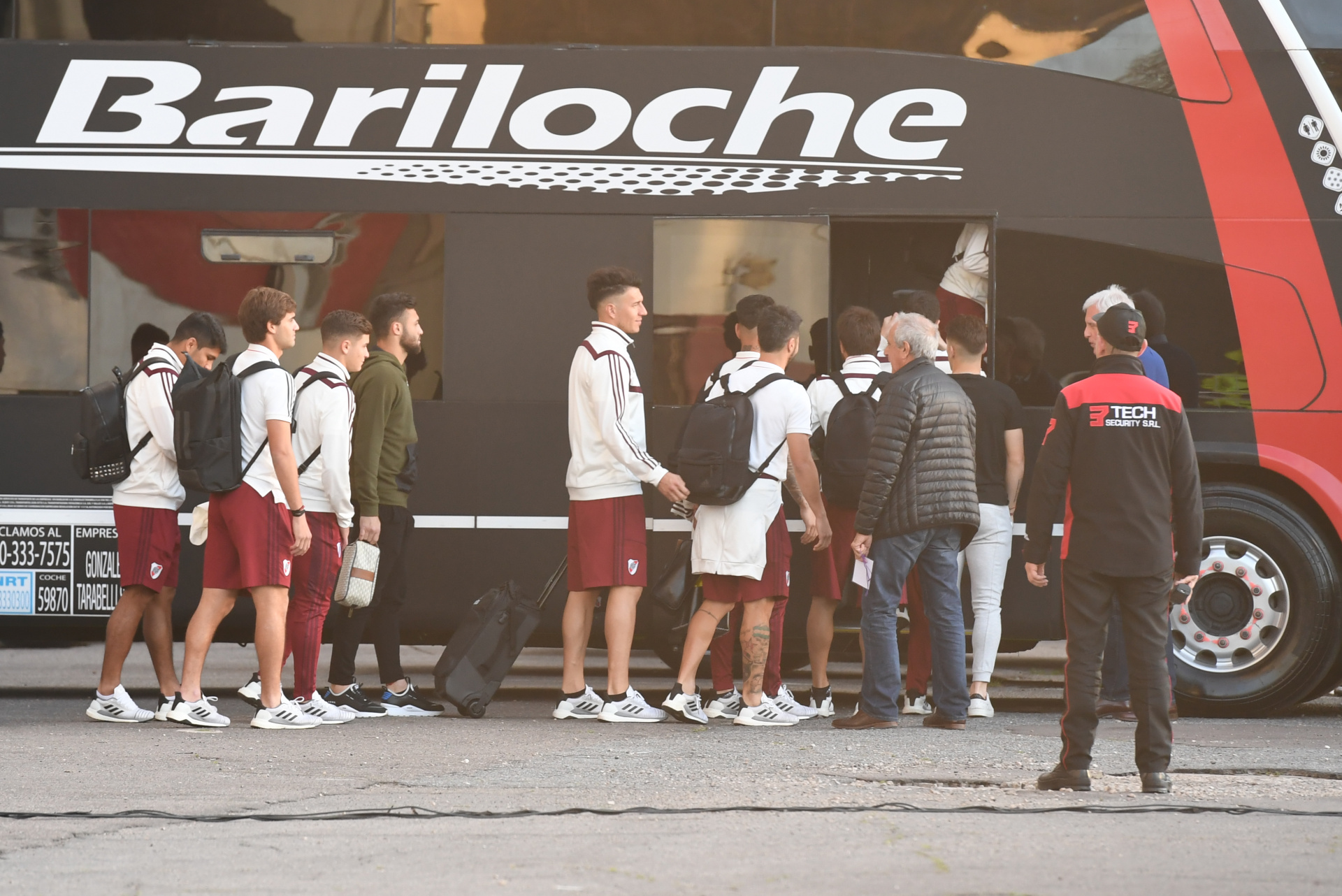 En el bus no solo viajaron los jugadores, sino también todo el cuerpo técnico, los médicos y aquellos futbolistas que forman parte del plantel y no fueron convocados