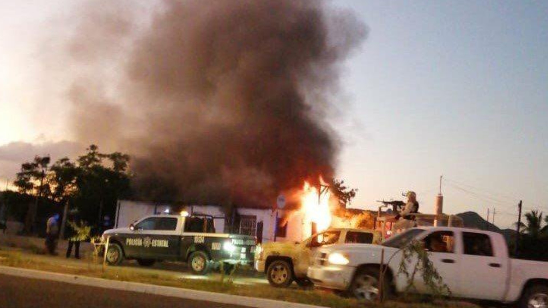Un comando atacó un domicilio en Sonora. Entró por un hombre y luego incendió la casa con dos niños dentro (Foto: Twitter/AguedaBarojas)