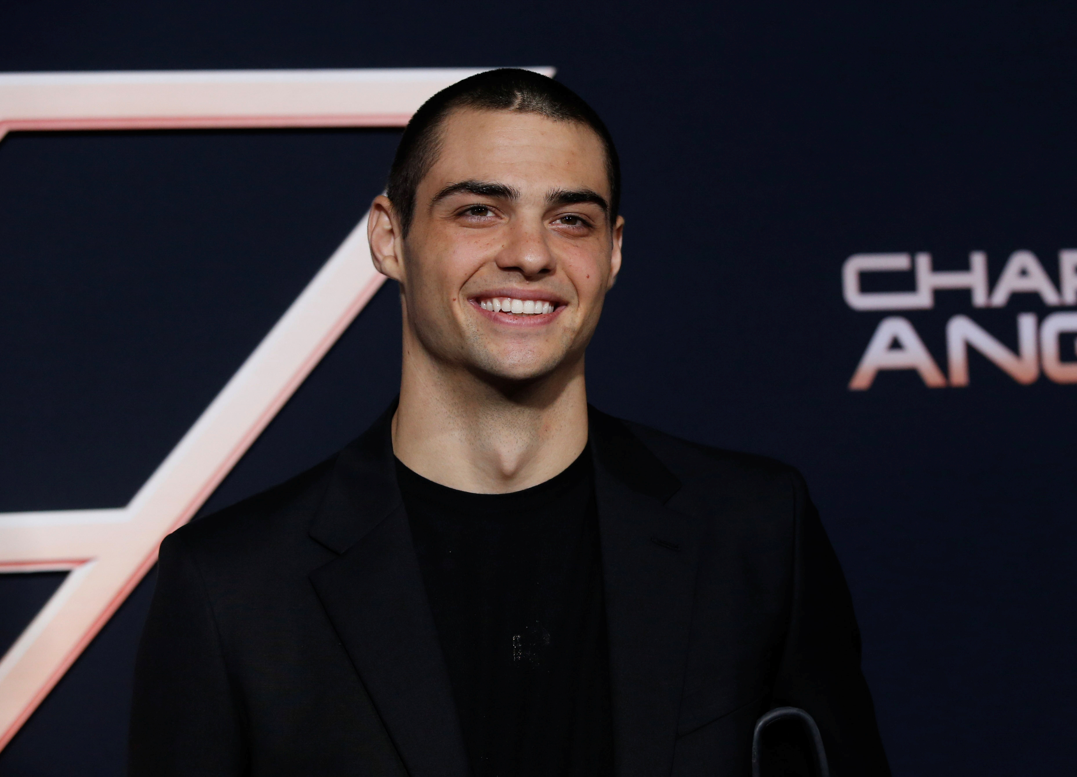 Noah Centineo prefiere conocer gente fuera de las aplicaciones (Reuters)