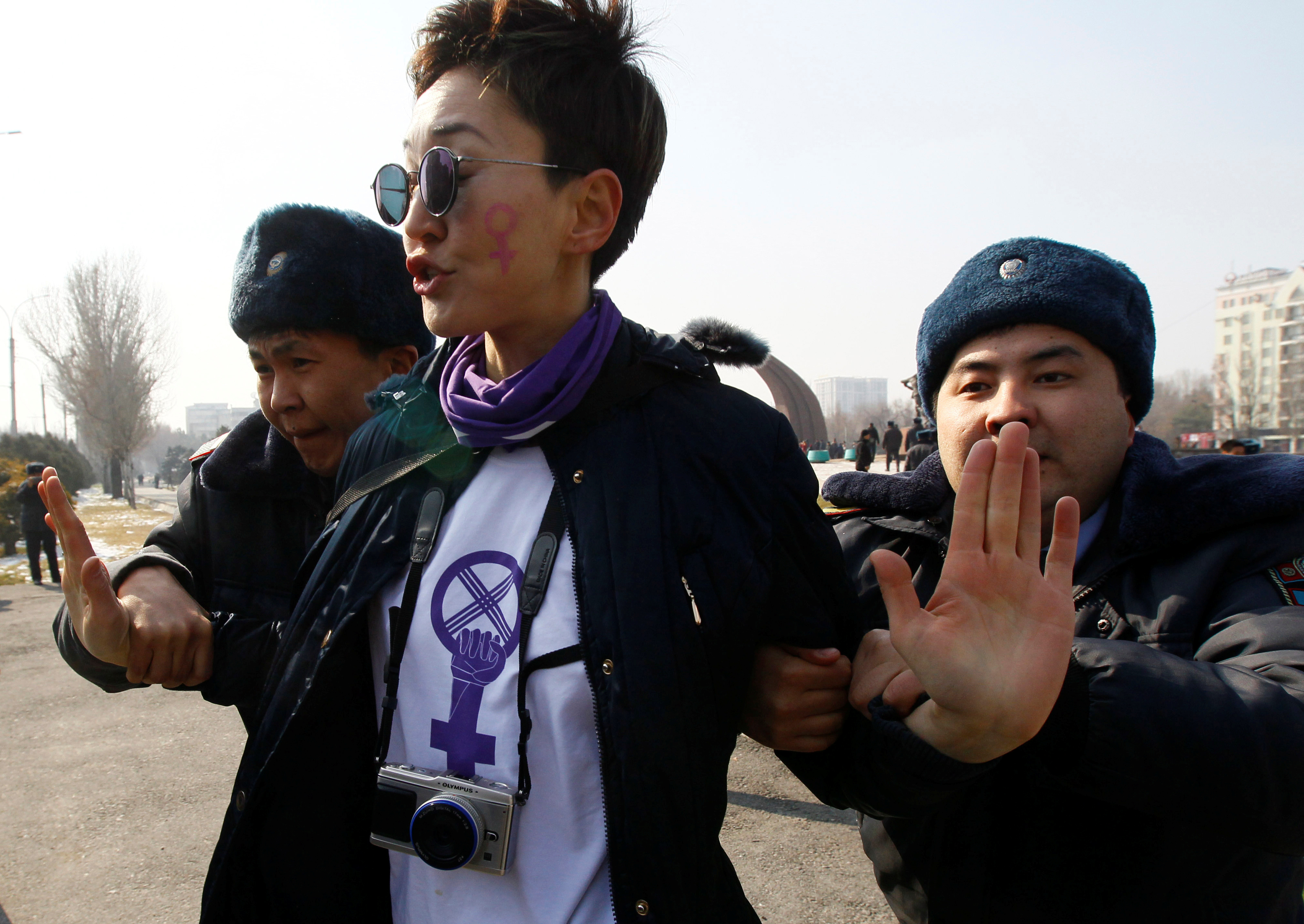 Una activista detenida en Bishkek, Kirguistán (REUTERS/Vladimir Pirogov)