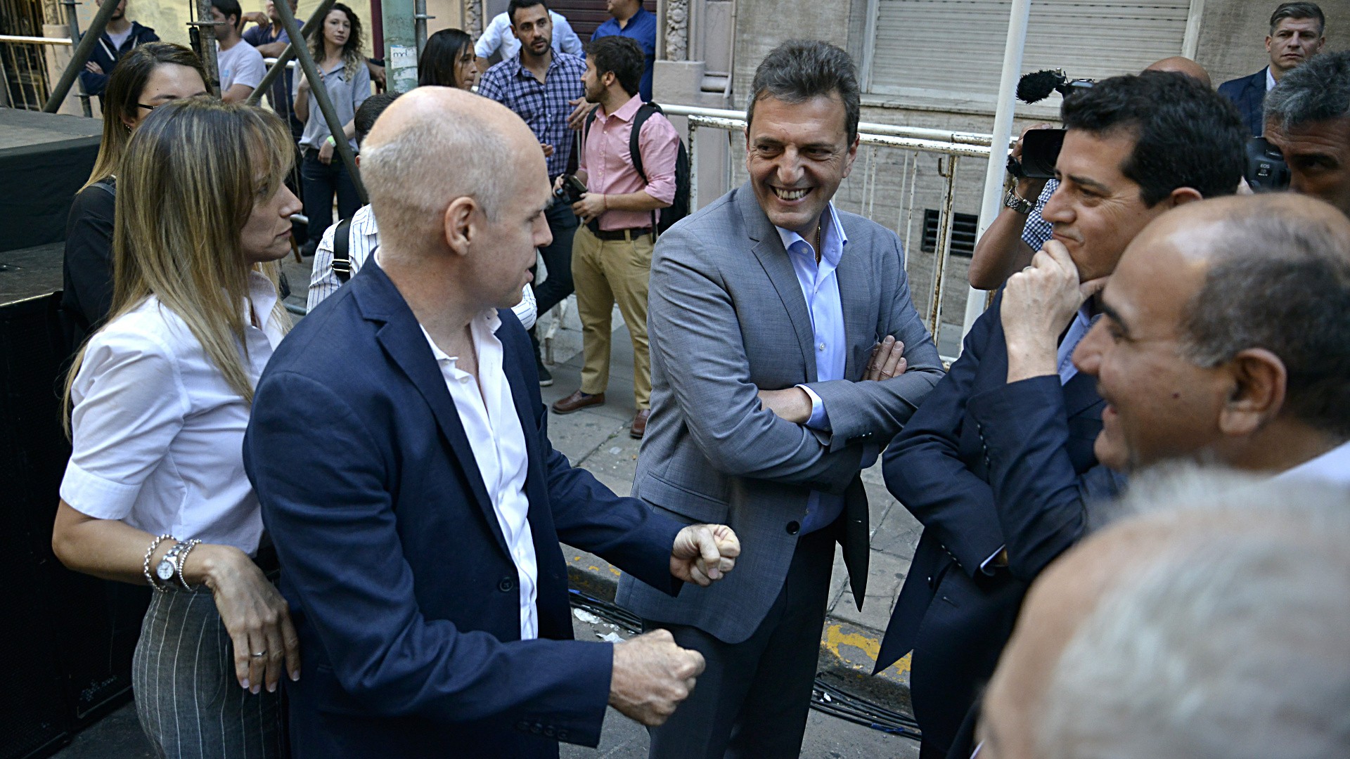 El jefe de Gobierno porteño, Horacio Rodríguez Larreta saluda a Sergio Massa
