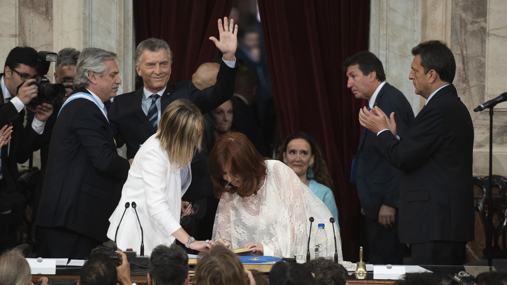 El exacto momento en que Cristina Kirchner firma como vicepresidente de la Nación. En ese momento, se fue Mauricio Macri: no se saludaron en la retirada del presidente saliente