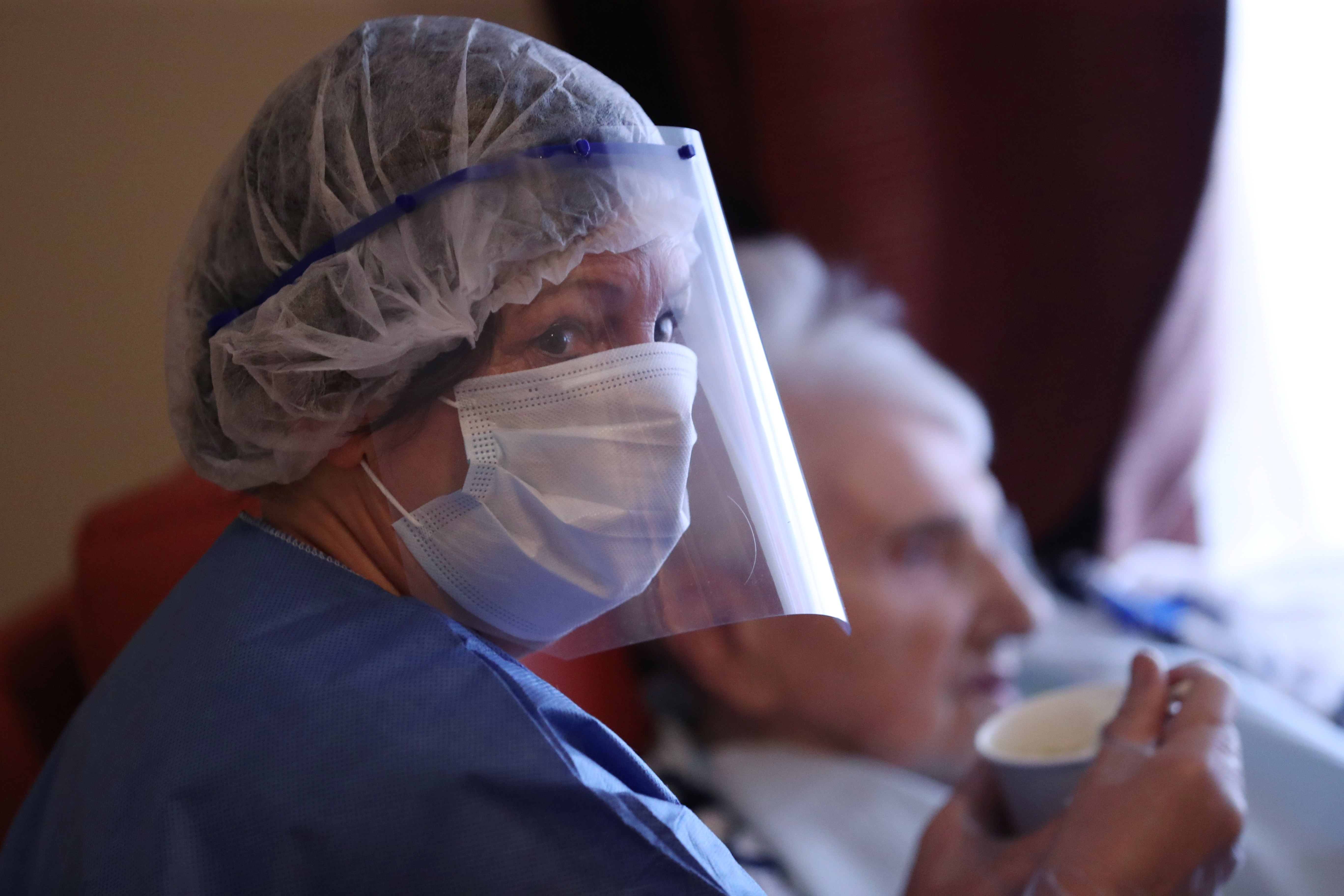Un estudio de 2008 determinó que las mascarillas médicas detenían la propagación de los virus respiratorios de los pacientes probablemente infectados (REUTERS)