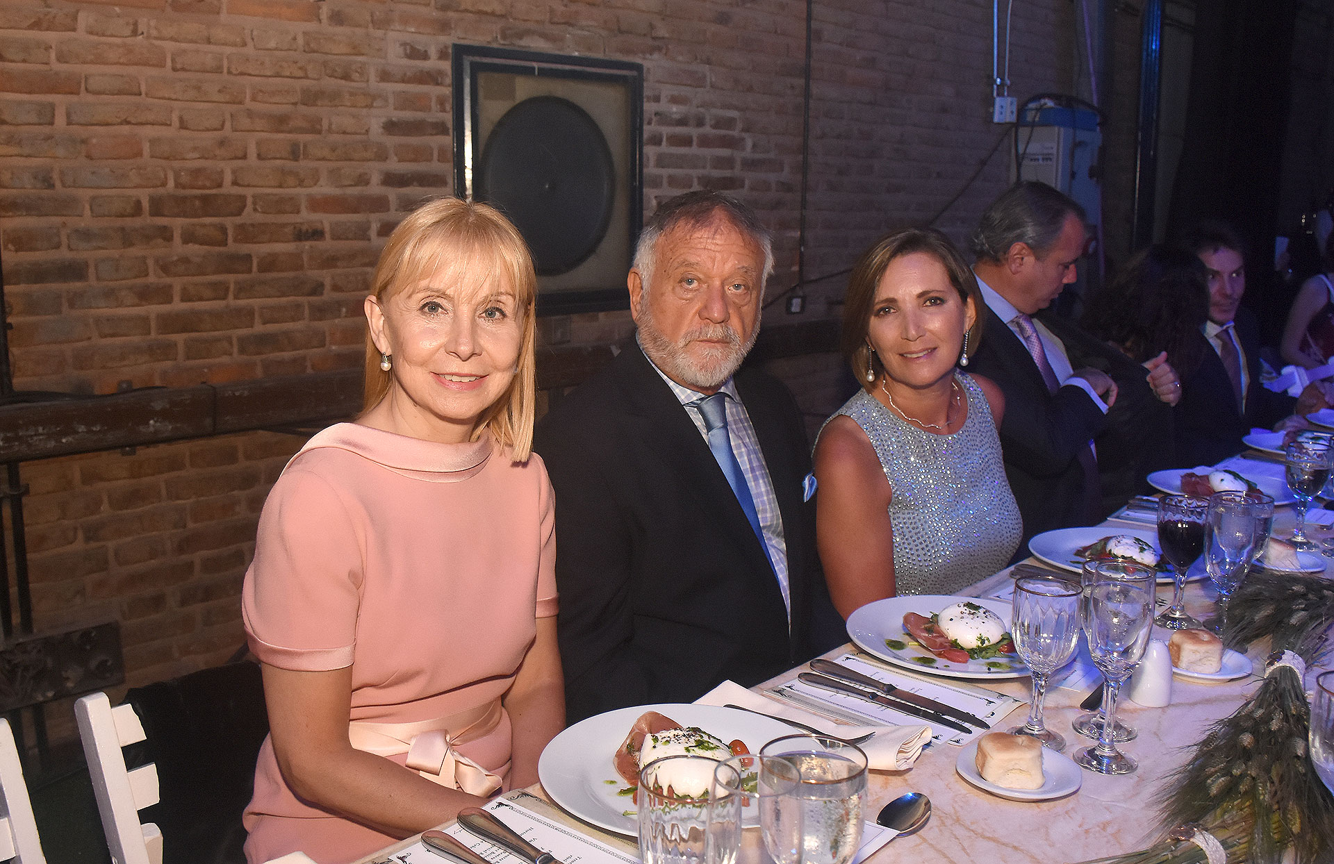 La directora del Teatro Colón, María Victoria Alcaraz, junto a Roberto Devorik y Dora Sánchez