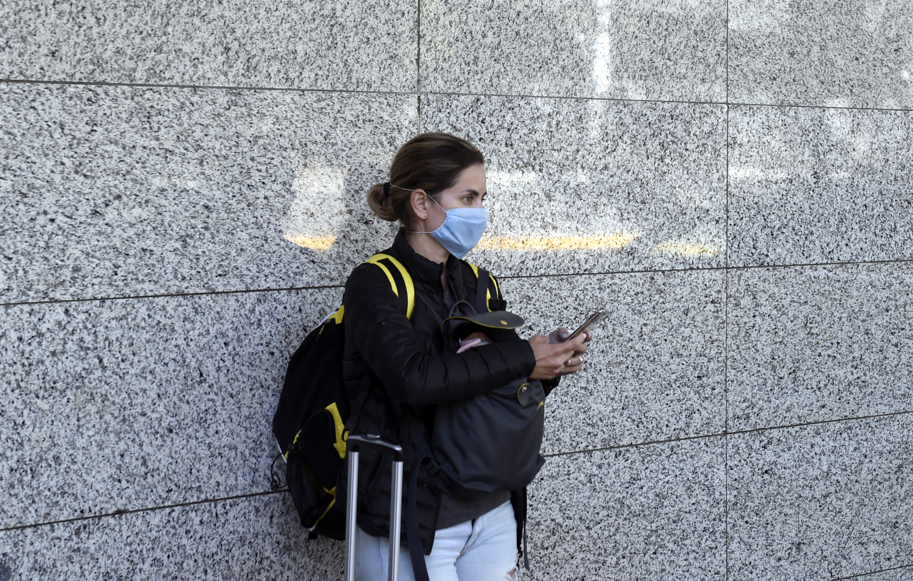 Los pasajeros usan máscaras protectoras al aterrizar en el aeropuerto internacional de la Ciudad de México, el 17 de marzo de 2020.