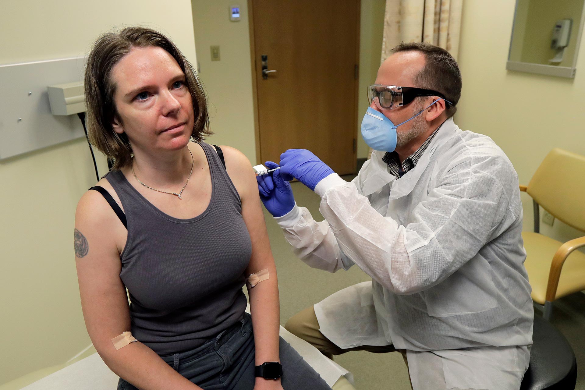 Jennifer Haller fue la primera voluntaria en someterse a la dosis experimental del laboratorio Moderna para combatir al coronavirus COVID-19. "Me siento genial", afirmó tras la inyección dada en Seattle (AP)