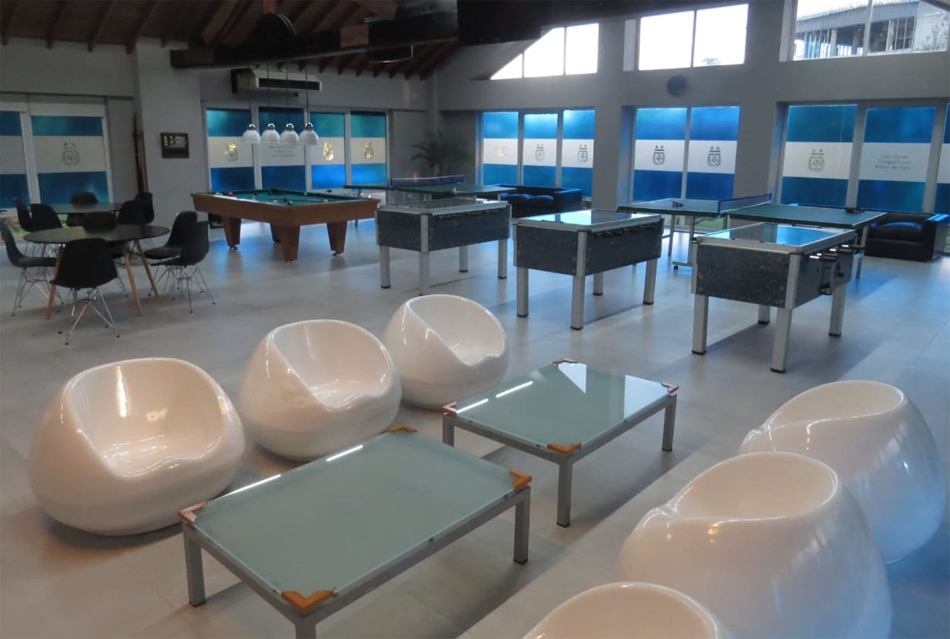La sala de estar para los juveniles con sus nuevo mobiliario