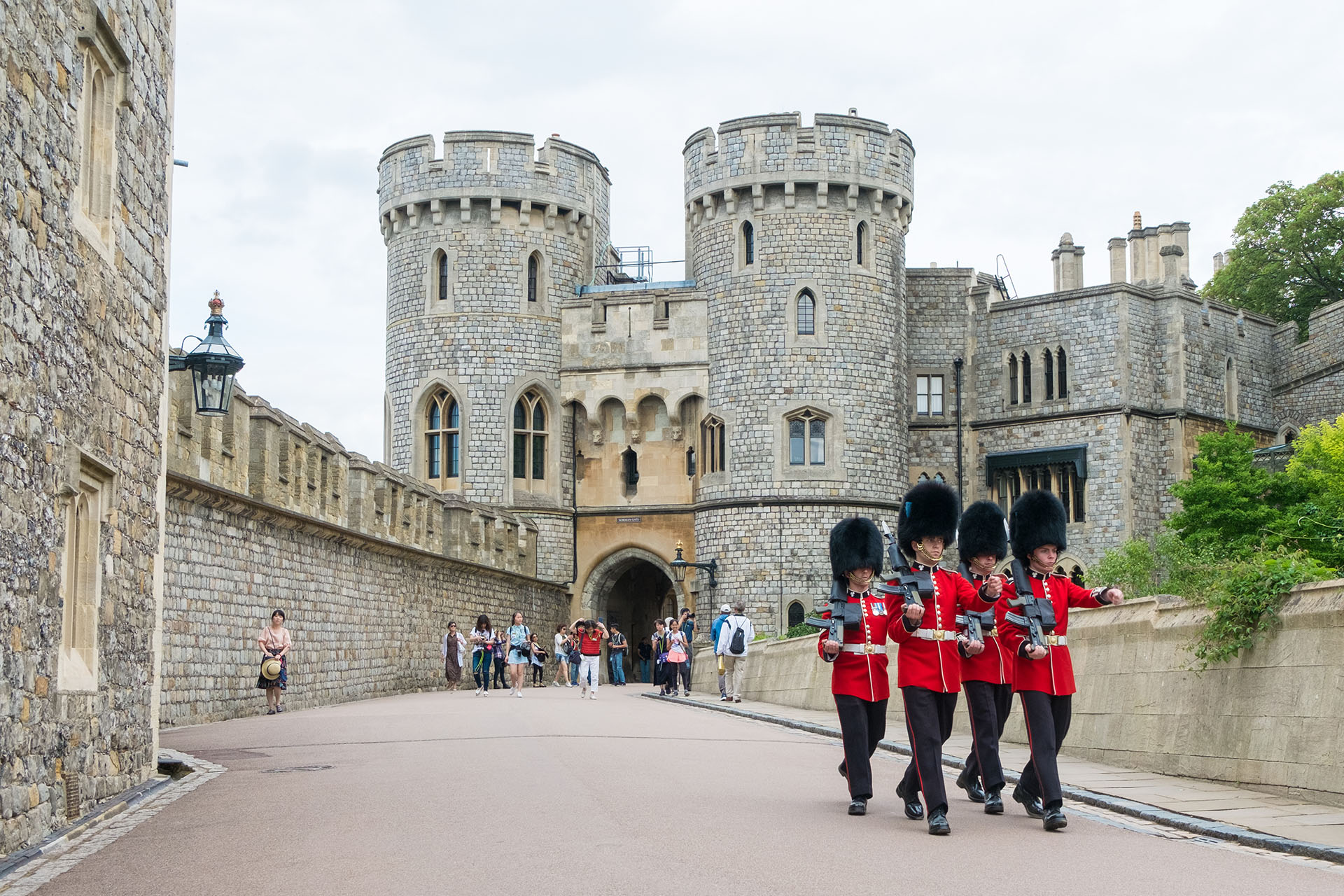 El castillo de Windsor ocupa un área de más de cinco hectáreas y combina elementos de fortificación, de palacio y de pueblo pequeño