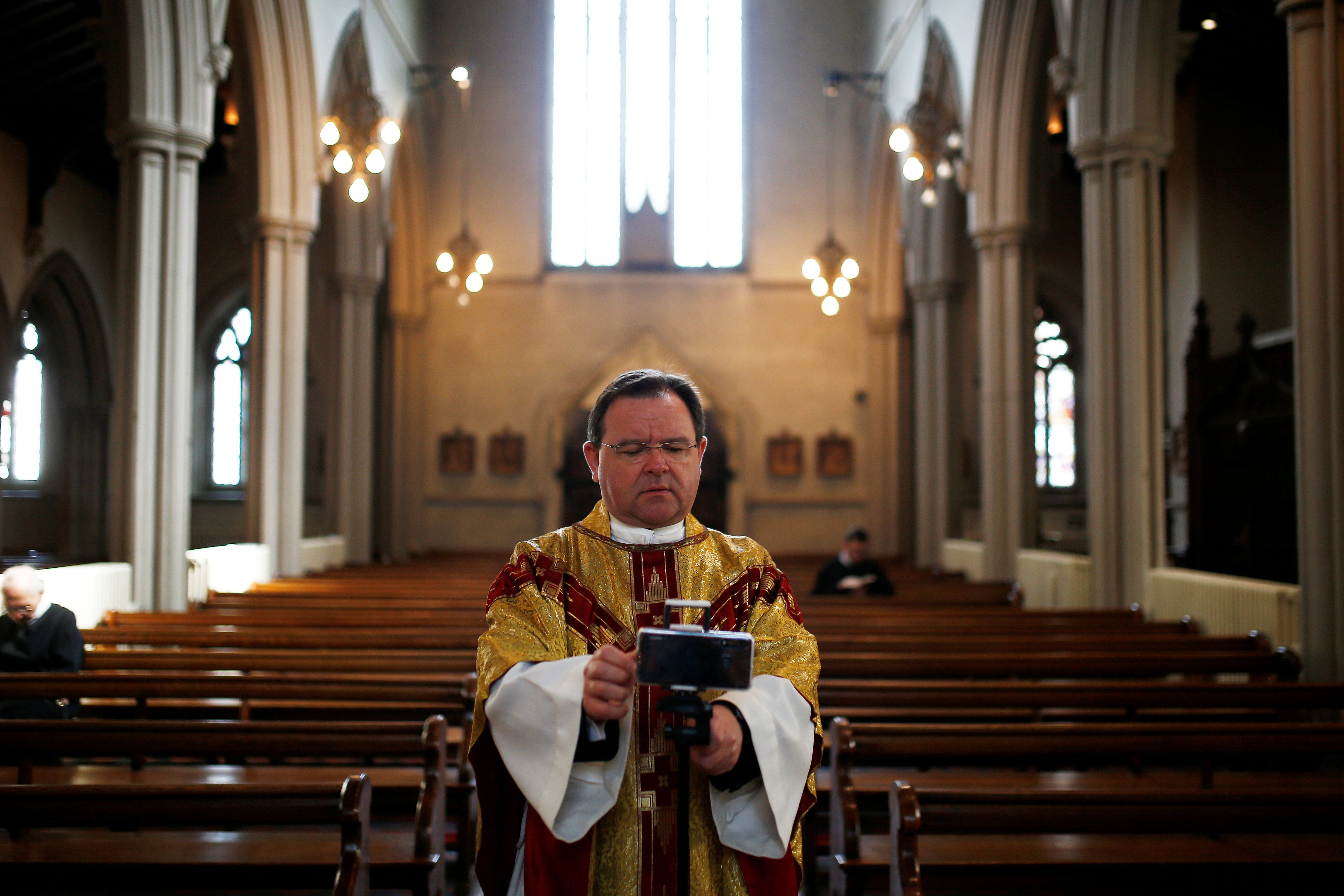 REINO UNIDO - En Londres el padre Richard Reid organizó la misa de Pascuas vía streaming