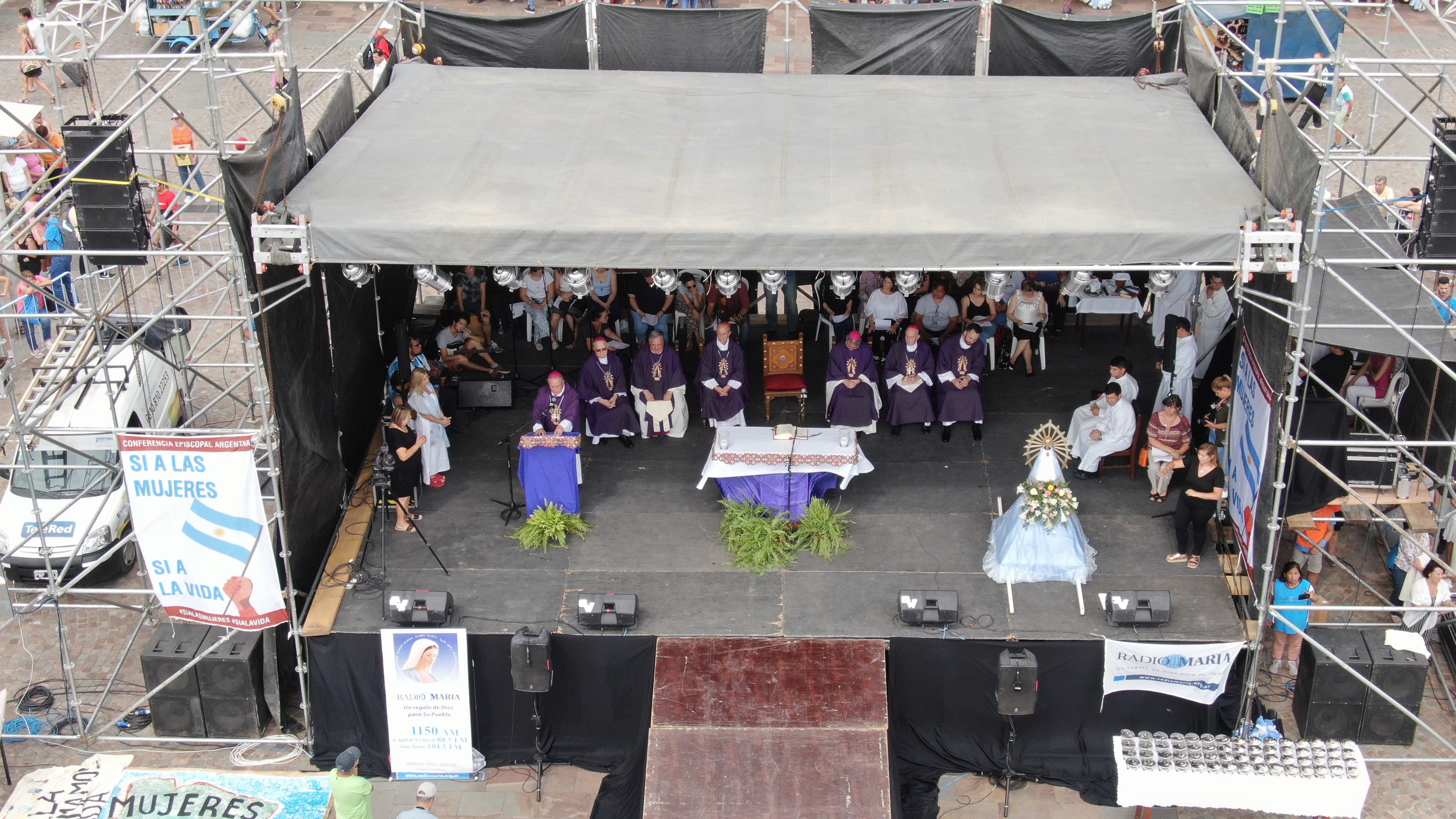 El escenario y el altar montados frente a la Basílica de Luján
