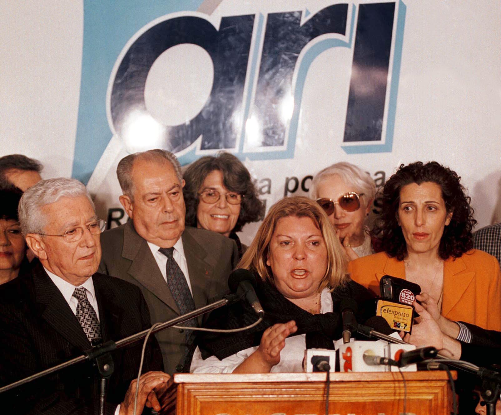 Los dirigentes del ARI Elisa Carrio y Alfredo Bravo (Foto: NA)
