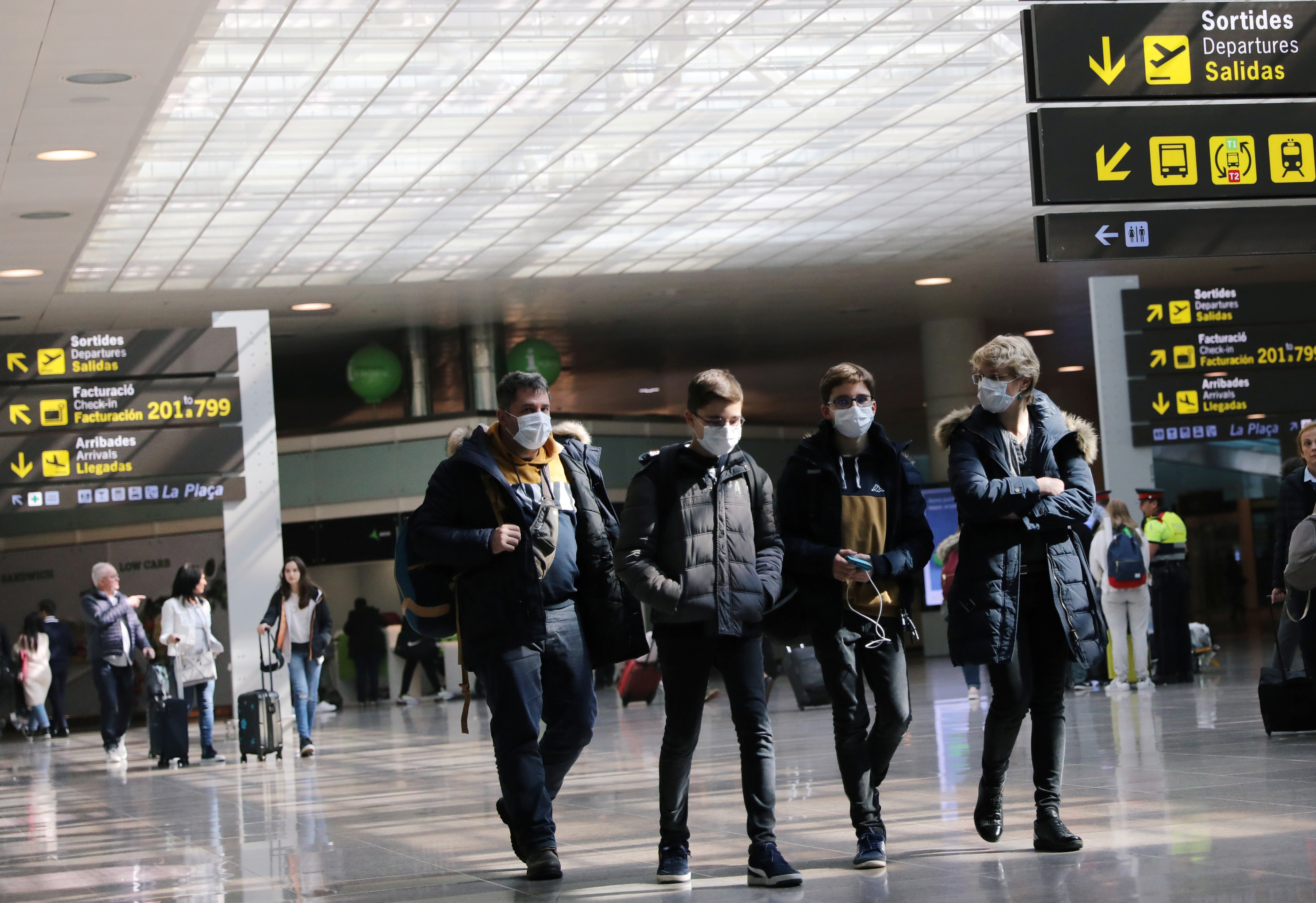 Turistas de diferentes aeropuertos del mundo portaron barbijos a la hora de trasladarse (REUTERS/Nacho Doce)