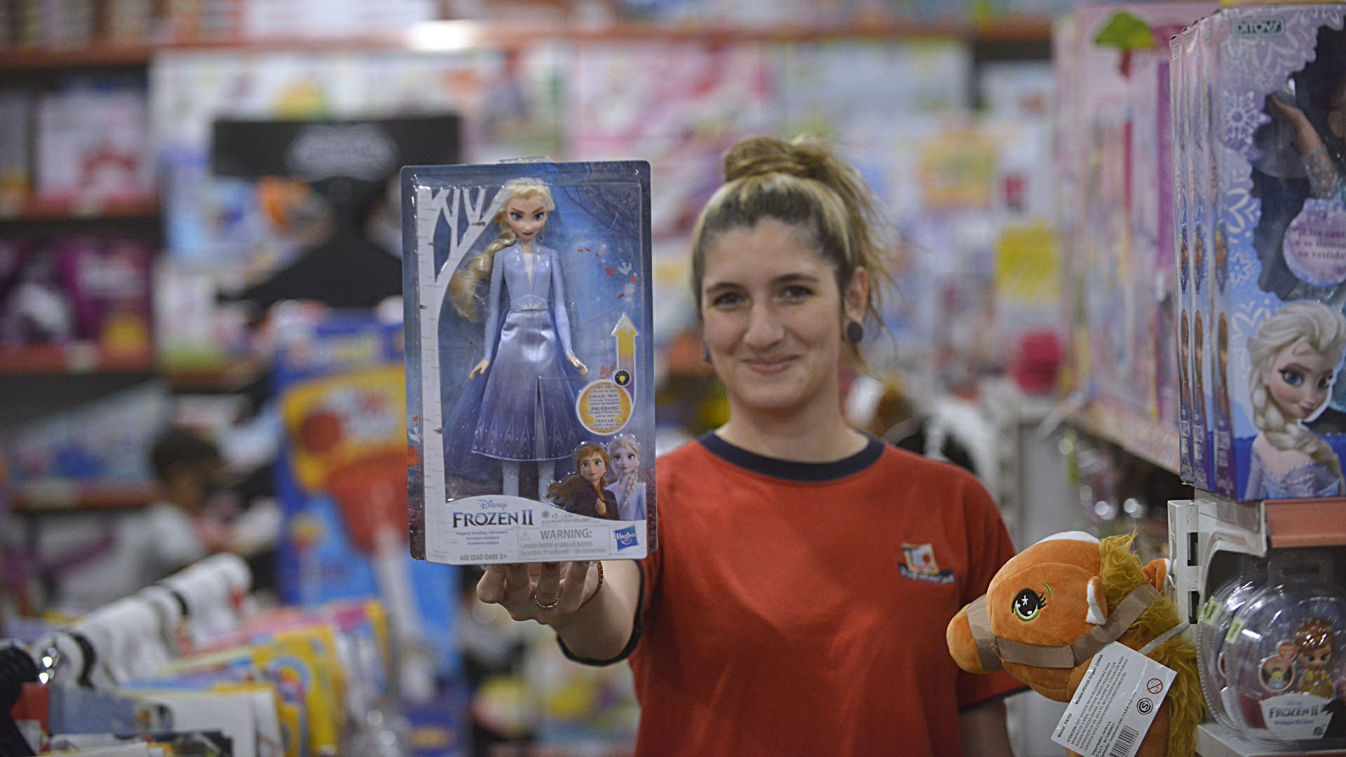 Elsa de Frozen, uno de los personajes favoritos y más buscados por las más chicas en la #NochedelasJugueterías