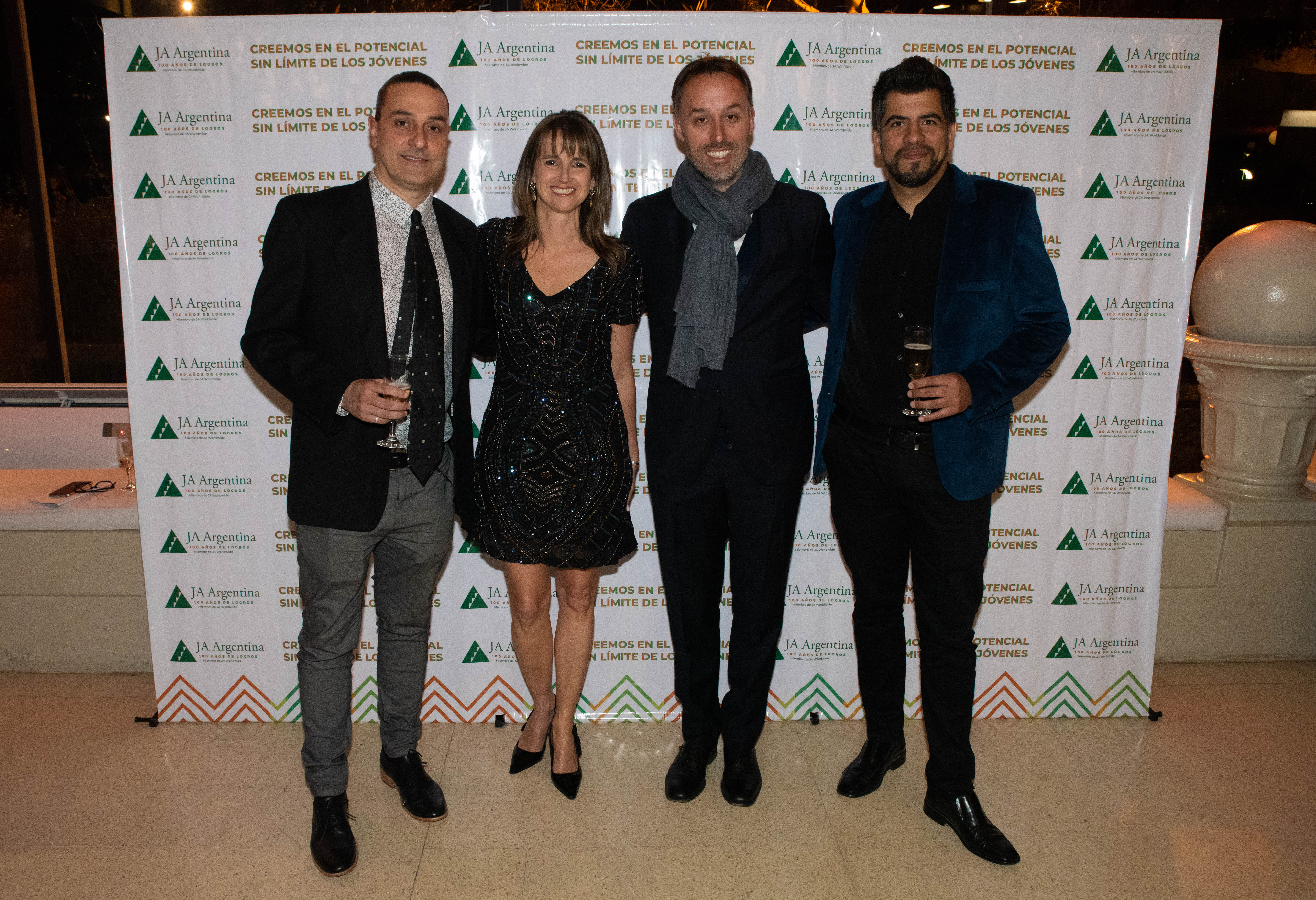 Los anfitriones de la cena junto a los docentes coordinadores