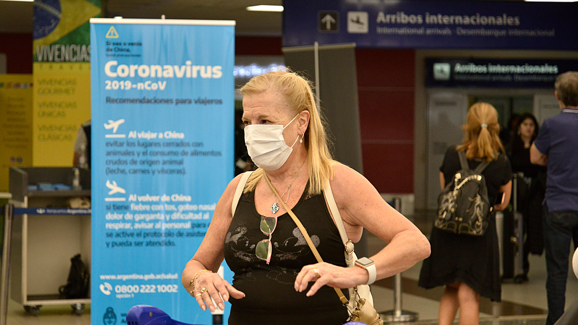 Este sábado ocurrió una situación similar con el airbus AR1305 de Aerolíneas Argentinas, que había aterrizado en Buenos Aires a las 4.40, a raíz de que tres pasajeros presentaban fiebre