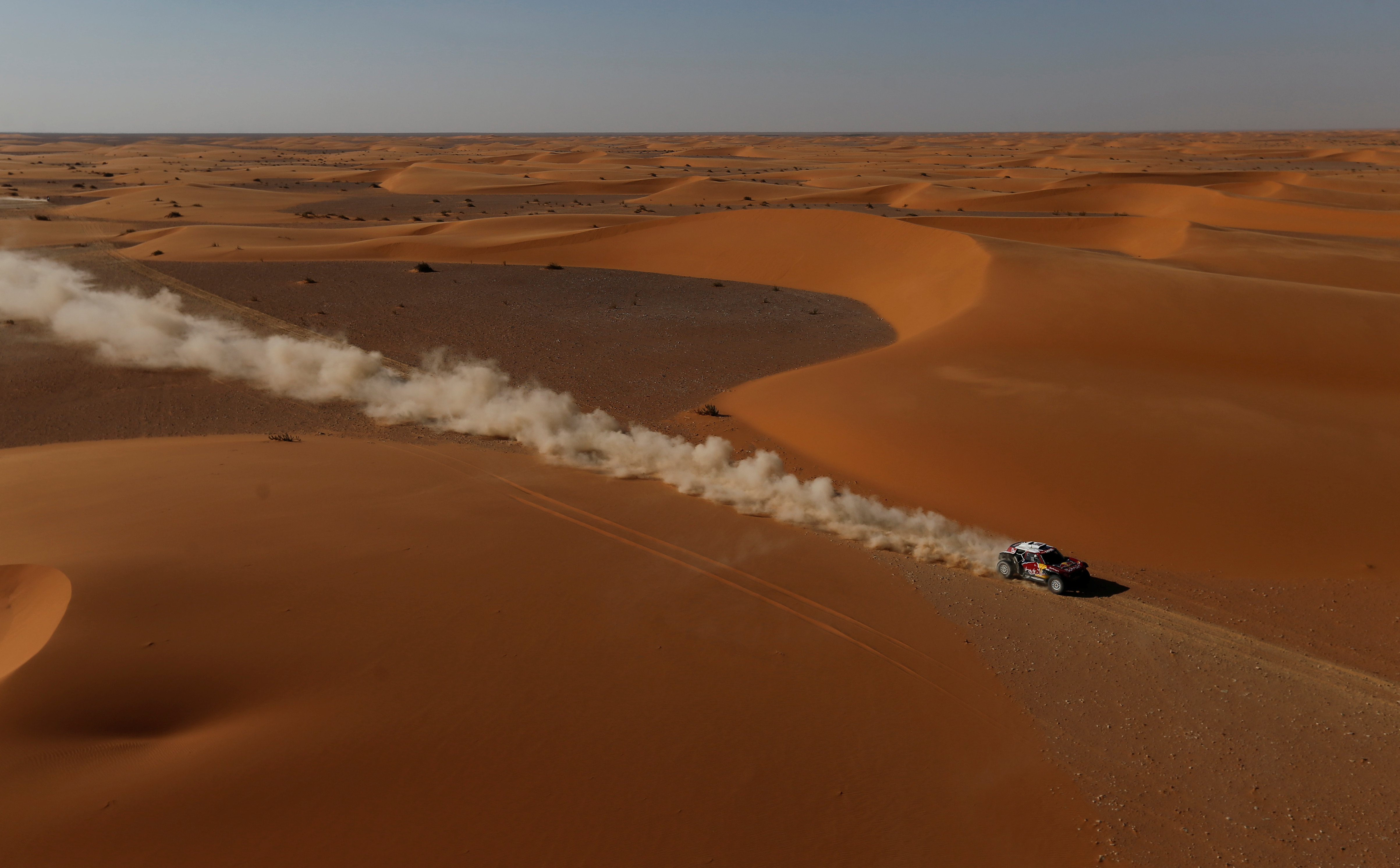 En la general, el doble vencedor de la prueba supera ahora a Al-Attiyah en 18 minutos y 10 segundos y a Peterhansel en 18 minutos y 26 segundos