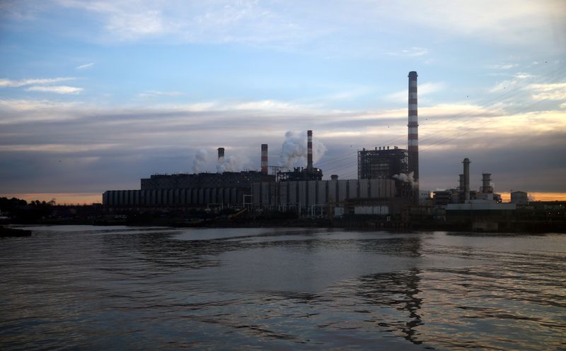 Imagen de archivo de humo saliendo desde una planta eléctrica en la rivera del Río de la Plata en Buenos Aires, Argentina. 5 de junio, 2017. REUTERS/Marcos Brindicci/Archivo