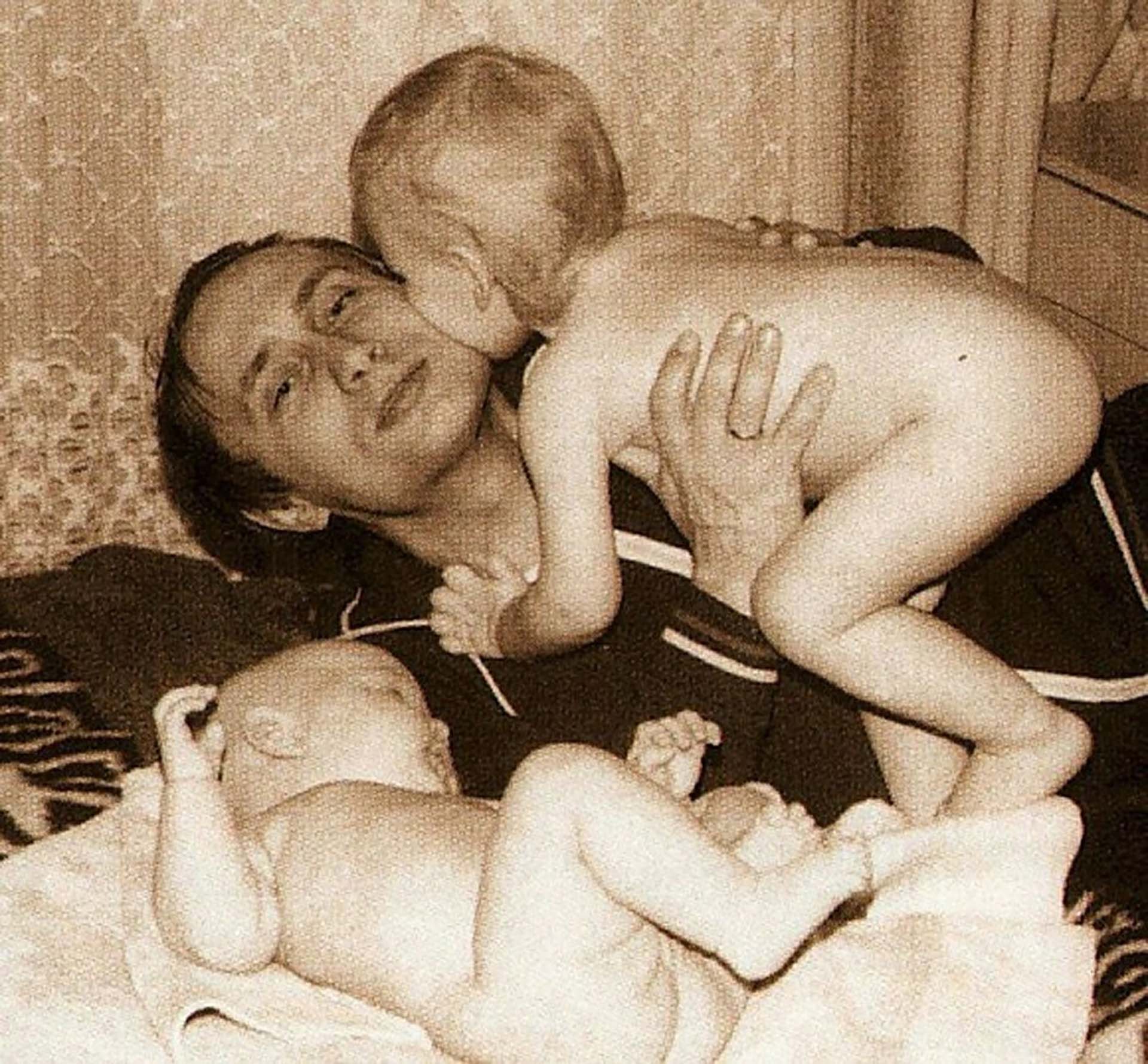 Putin con Masha, la mayor, y Katia, nacida en Alemania Oriental, sus dos hijas. (Russian Archives/Zuma Wire/Shutterstock)